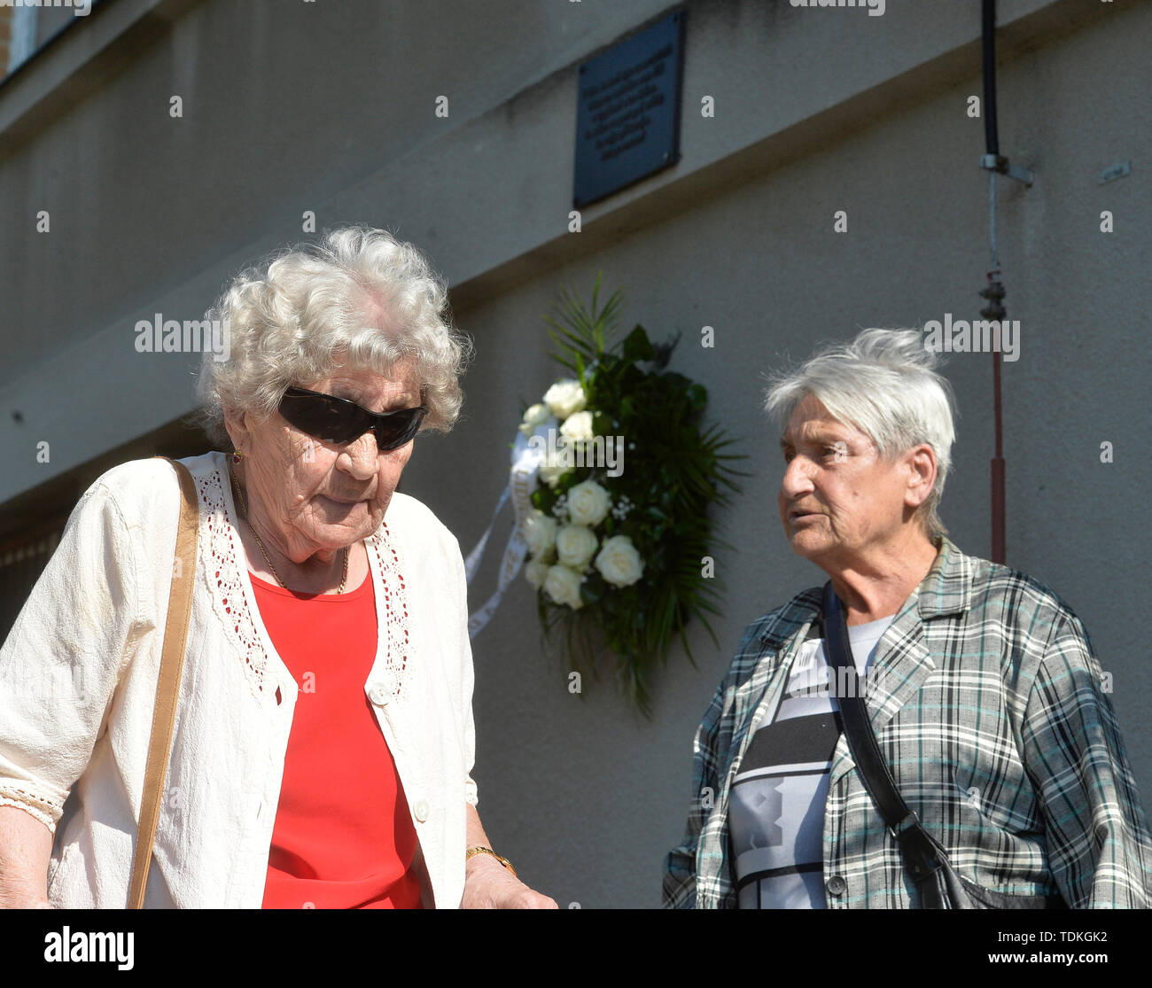 Tre superstiti di obliterazione del villaggio di Lidice, Boemia centrale, dai nazisti nel 1942, Pavel Horesovsky, Libuse Souckova (destra) e Marie Supikova (sinistra), che erano bambini poi visitato il Praga siti connessi con il Lidice abitanti, il 16 giugno 2019. In primo luogo, la "Lidice bambini" di cui fiori in ospedale Thomayer (nell'immagine) in Prague-Krc dove otto bambini neonati da Lidice alloggiato durante la guerra e poi andarono a Dykova Street nel quartiere di Vinohrady per vedere il palazzo che è servito come il segreto della Gestapo istituto dove la gravidanza Lidice le donne sono stati mantenuti. (CTK foto/Mich Foto Stock