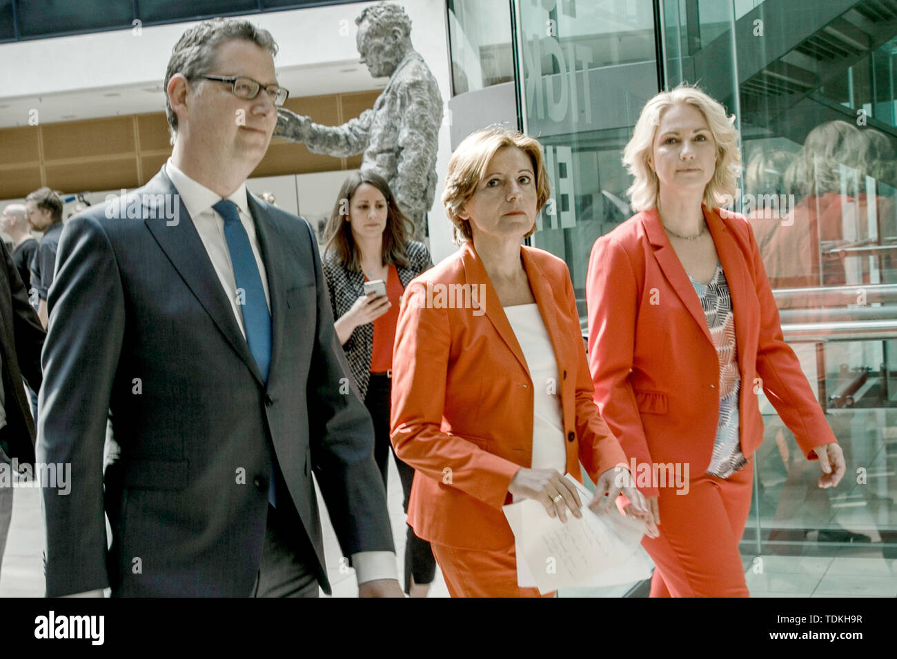 Berlino, Germania. 17 Giugno, 2019. I tre leader provvisorio del DOCUP - Thorsten Schäfer-Gümbel (l-r), presidente della SPD membro gruppo parlamentare in Hesse, Malu Dreyer, primo ministro della Renania Palatinato e Manuela Schwesig, primo ministro di Mecklenburg-Vorpommern - stanno lasciando una conferenza stampa a Willy-Brandt-Haus, la sede del Partito socialdemocratico tedesco (SPD). Credito: Carsten Koall/dpa/Alamy Live News Foto Stock