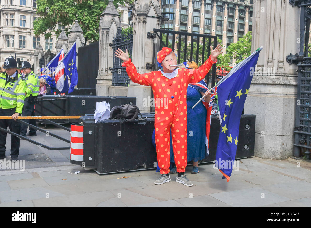 Londra, Regno Unito. 17 Giugno, 2019. Un Pro Europa protester vestito come un clown con un Boris Johnson maschera. Boris Johnson è la capofila e con punta a conquistare il secondo scrutinio per la direzione del partito conservatore che avrà luogo martedì con sei contendenti sinistra Credito: amer ghazzal/Alamy Live News Foto Stock