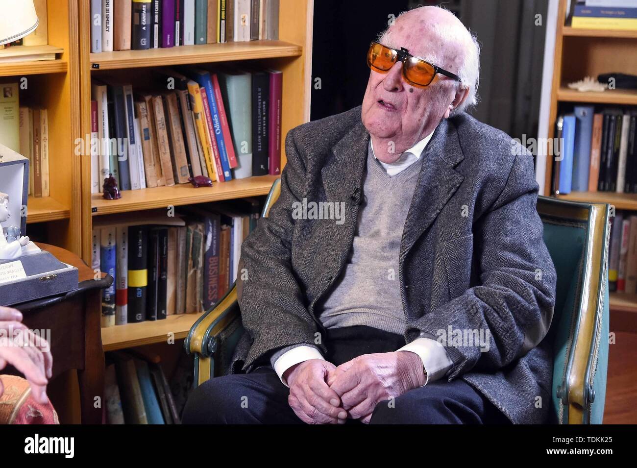 Roma: Andrea Camilleri. Nella foto: lo scrittore, padre del commissario Montalbano, Andrea Camilleri, fotografato nel suo studio di Roma. (Maurizio D'Avanzo/IPA/fotogramma, Roma - 2018-11-26) ps la foto è utilizzabile nel rispetto del contesto in cui è stato preso e senza intento diffamatorio del decoro delle persone rappresentate (Maurizio D'Avanzo/IPA/fotogramma, foto repertorio - 2019-06-18) p.s. la foto e' utilizzabile nel rispetto del contesto in cui e' stata scattata, e senza intento diffamatorio del decoro delle persone rappresentate Foto Stock