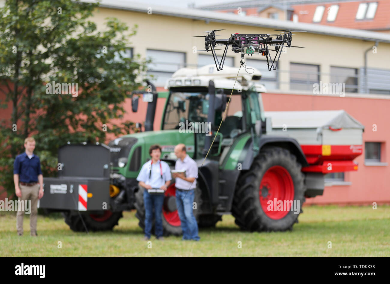 Arzberg, Germania. 17 Giugno, 2019. I dipendenti di TU di Dresda presente un drone industriale che trasmette automaticamente le foto aeree per l'agricoltore attraverso la rete di telefonia mobile. L'agricoltore può quindi leggere lo stato della vegetazione, la necessaria irrigazione fertilizzazione o sul suo terreno, per esempio. Lo stesso giorno, il sassone Ministero dell'Agricoltura ha lanciato un campo sperimentale per 5G in agricoltura per sostenere le aziende agricole nei loro sforzi di digitalizzazione. Credito: dpa picture alliance/Alamy Live News Credito: dpa/Alamy Live News Foto Stock