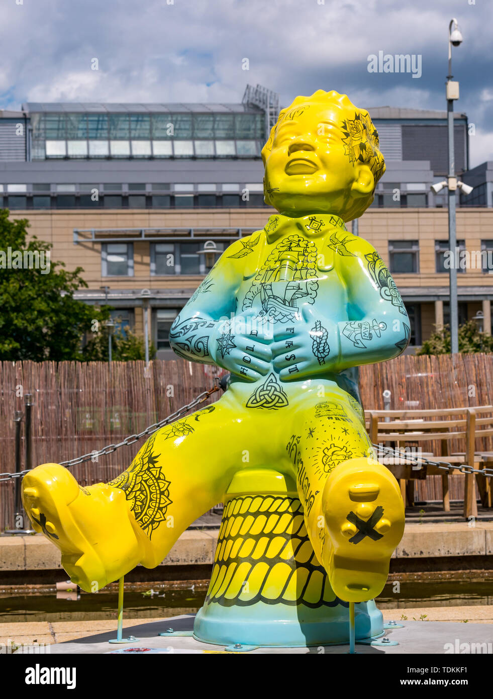 Leith, Edimburgo, Scozia, Regno Unito, 17 giugno 2019. Oor Wullie il grosso secchio Trail: Un sentiero artistico di 200 Oor Wullie sculture appaiono nella città scozzese in una massa arts evento che dura fino ad agosto 30th. Oor Wullie è un scozzese iconico personaggio dei cartoni animati dalla Domenica Post giornale. Le sculture saranno messe all'asta per raccogliere fondi per la Scozia ospedale per bambini di beneficenza. Ci sono 5 nella zona di Leith e 60 in Edinburgh completamente. Wullie Sailoor dall'Agenzia di Leith Foto Stock