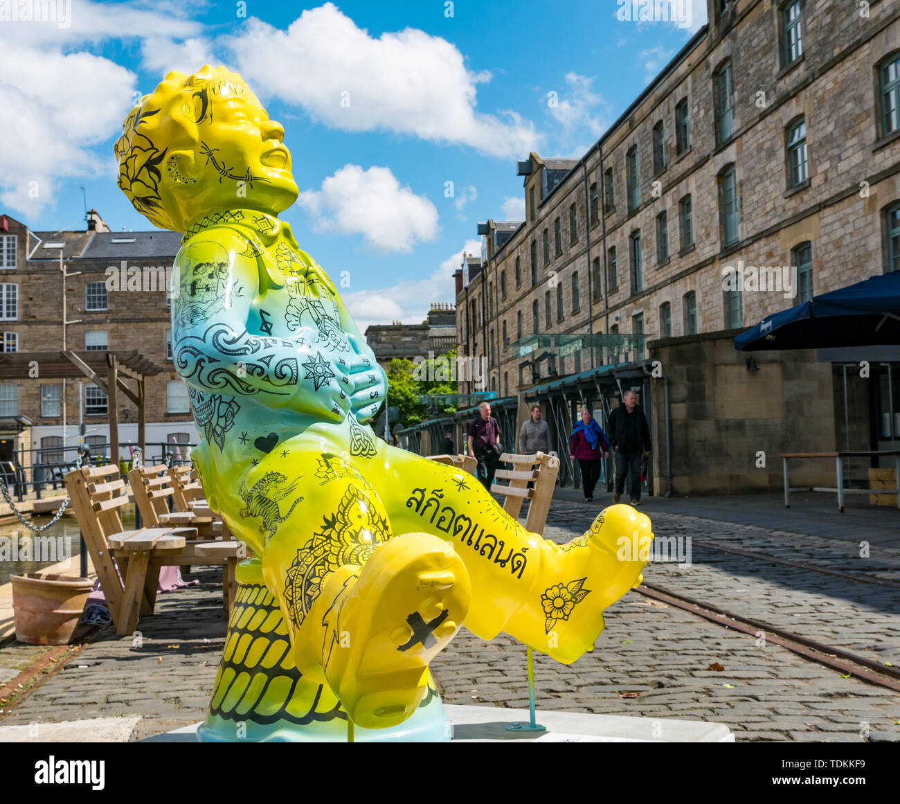 Leith, Edimburgo, Scozia, Regno Unito, 17 giugno 2019. Oor Wullie il grosso secchio Trail: Un sentiero artistico di 200 Oor Wullie sculture appaiono nella città scozzese in una massa arts evento che dura fino ad agosto 30th. Oor Wullie è un scozzese iconico personaggio dei cartoni animati dalla Domenica Post giornale. Le sculture saranno messe all'asta per raccogliere fondi per la Scozia ospedale per bambini di beneficenza. Ci sono 5 nella zona di Leith e 60 in Edinburgh completamente. Wullie Sailoor dall'Agenzia di Leith Foto Stock