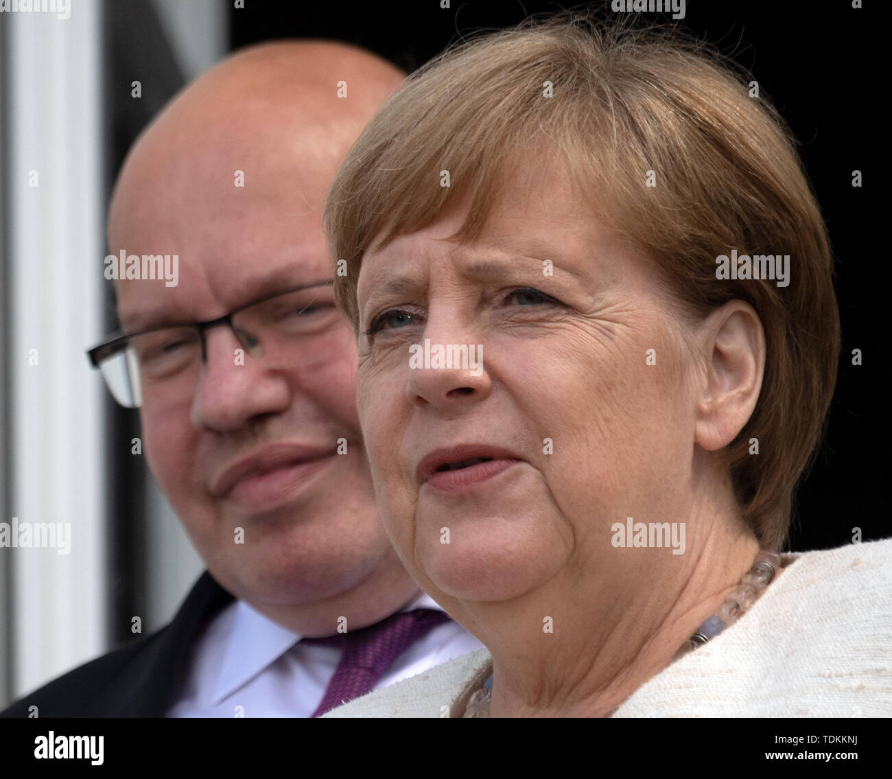 Meseberg, Germania. 17 Giugno, 2019. Il Cancelliere federale Angela Merkel (CDU) e Peter Altmaier (CDU), il ministro dell'Economia, avrà una foto di gruppo prima dell'inizio del Governo Federale del decimo futuri colloqui con le parti sociali nel governo federale's Guest House. Credito: Ralf Hirschberger/dpa/Alamy Live News Foto Stock