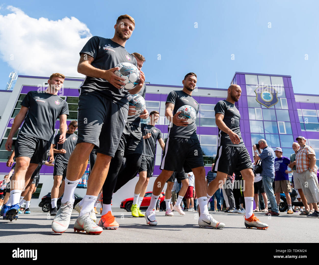 Aue, Germania. 17 Giugno, 2019. Calcio: Seconda Bundesliga, formazione kick-off FC Erzgebirge Aue. I nuovi giocatori Christoph Daferner (l-r), Philipp Zulechner, Steve Breitkreuz, Pascal Testroet e Philipp Riese esegui per la formazione di massa. Credito: Robert Michael/dpa-Zentralbild/dpa/Alamy Live News Foto Stock