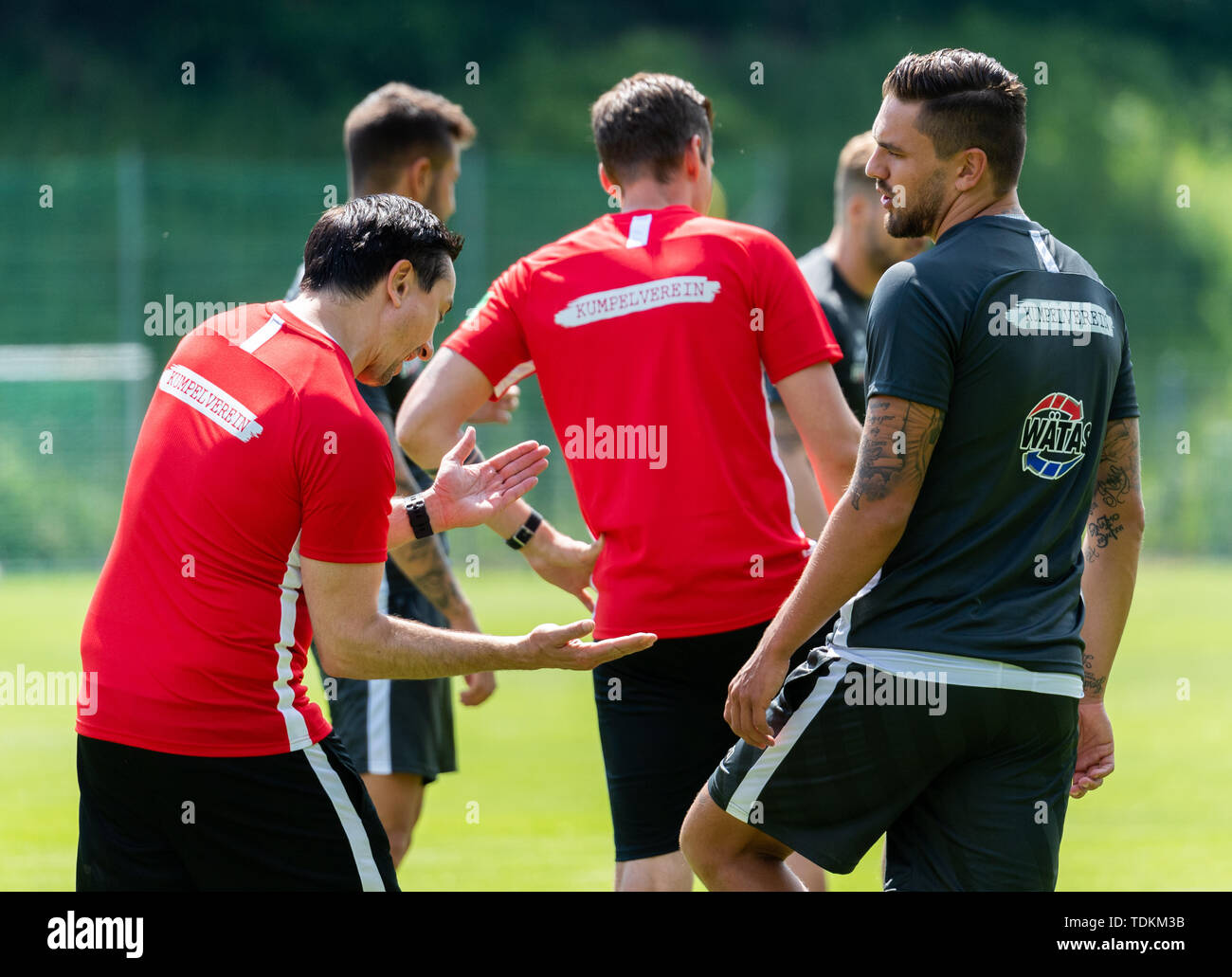 Aue, Germania. 17 Giugno, 2019. Calcio: Seconda Bundesliga, formazione kick-off FC Erzgebirge Aue. Coach Daniel Meyer (l) in conversazione con Pascal Testroet. Credito: Robert Michael/dpa-Zentralbild/dpa/Alamy Live News Foto Stock