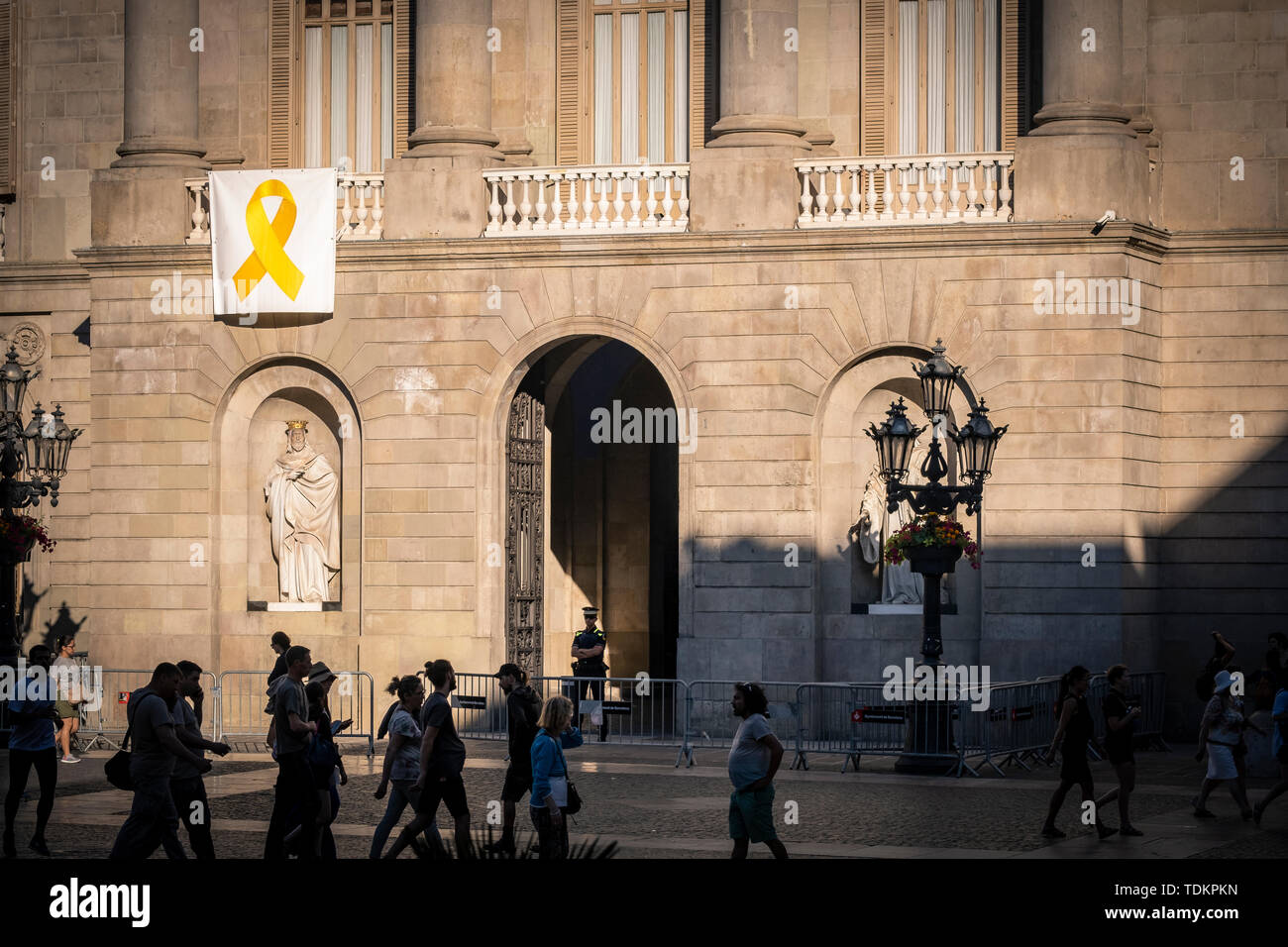 Barcellona, Spagna. 17 Giugno, 2019. Il nastro giallo che le chiamate per la libertà dei prigionieri politici e leader sovrano si blocca sul balcone del Comune di Barcellona. Il balcone del consiglio della città di Barcellona recupera il nastro giallo simbolo del catalano di movimento di indipendenza. Appena 48 dopo il giorno di investitura comunale sessione, Ada Colau, attuale sindaco, ha deciso di riportare il simbolo di indipendenza al balcone del consiglio della città di rimosso durante la campagna elettorale dalla scheda elettorale. Credito: SOPA Immagini limitata/Alamy Live News Foto Stock