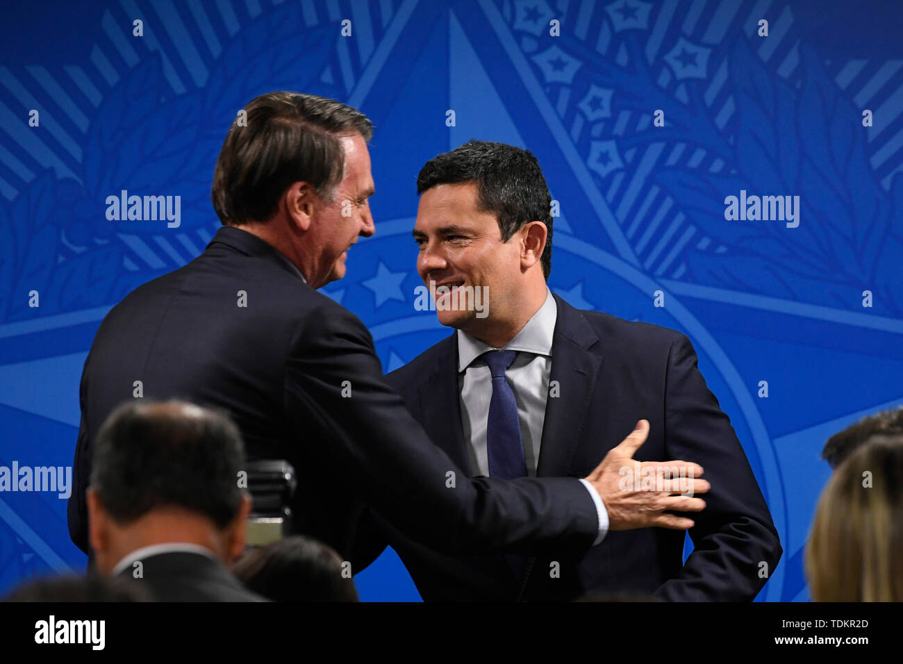 Brasilia, Brasile. 17 Giugno, 2019. - Jair Bolsonaro, presidente della repubblica, accompagnato da Sergio Moro, ministro della giustizia e la pubblica sicurezza, questo lunedì, 17 giugno, durante la firma del MP per la confisca dei trafficanti' beni posseduti presso il Palazzo di Planalto. Foto: Mateus Bonomi/AGIF Credito: AGIF/Alamy Live News Foto Stock