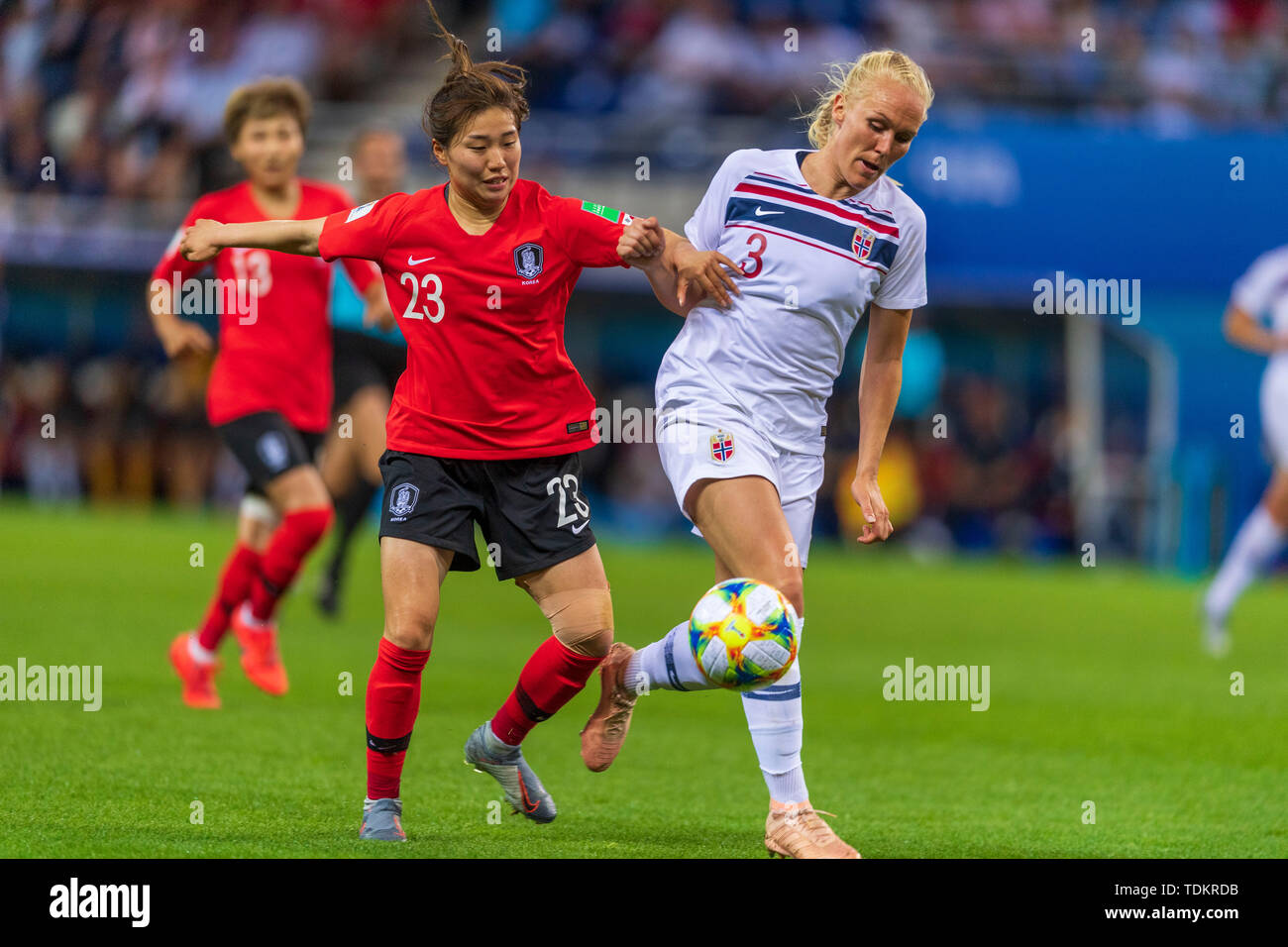 Reims, Francia. 17 Giugno, 2019. Kang Chae-rim (Corea del Sud) Maria Thorisdottir (Norvegia) durante il FIFA Coppa del Mondo Donne Francia 2019 Gruppo una corrispondenza tra la Corea del Sud 1-2 Norvegia a Auguste Delaune Stadium di Reims, Francia, giugno17, 2019. Credito: Maurizio Borsari/AFLO/Alamy Live News Foto Stock