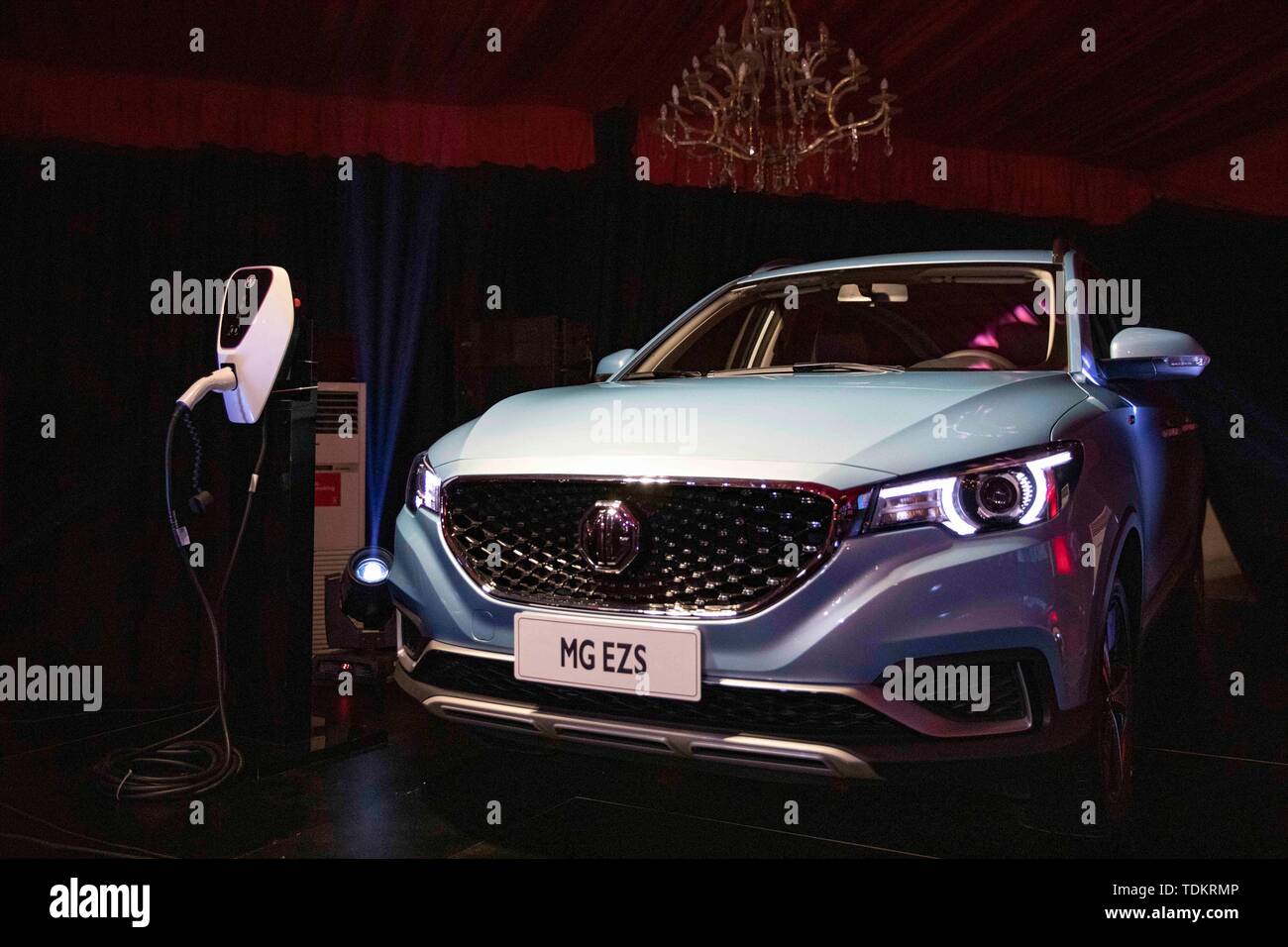 Il Cairo. 17 Giugno, 2019. Foto scattata a giugno 17, 2019 mostra un MG EZS del Cairo in Egitto. La Cina del settore auto SAIC Motor e dell'Egitto auto più grandi società di vendita Mansour Automotive Group hanno firmato lunedi al Cairo un accordo di joint venture per la produzione di MG marca auto in Egitto. Credito: Li Binian/Xinhua/Alamy Live News Foto Stock