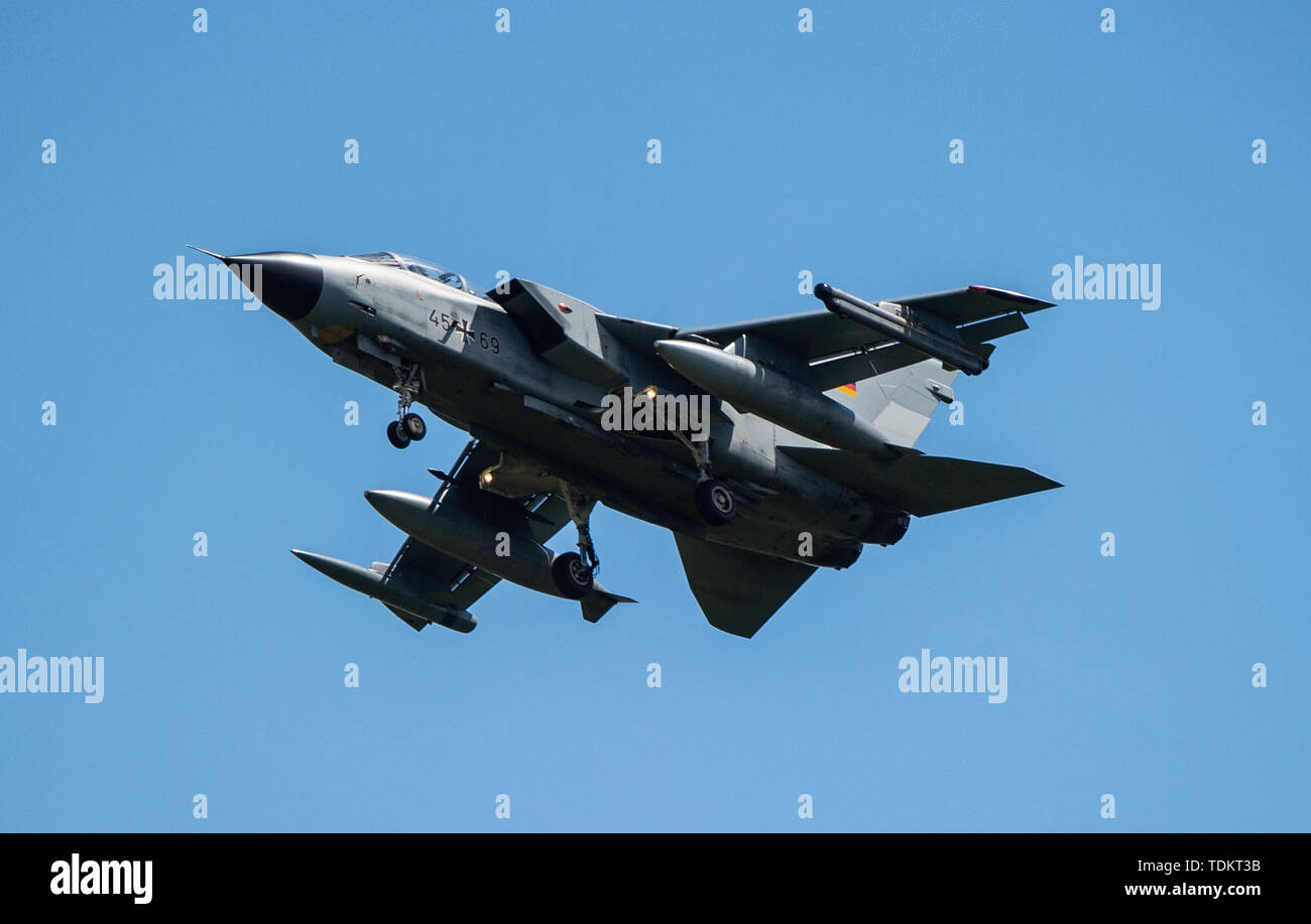 13 giugno 2019, Bassa Sassonia, Faßberg: Un Panavia 200 (PA-200) Tornado multi-purpose di aerei da combattimento vola sopra la base aerea Faßberg su 'Spotter Day". Foto: Christophe Gateau/dpa Foto Stock