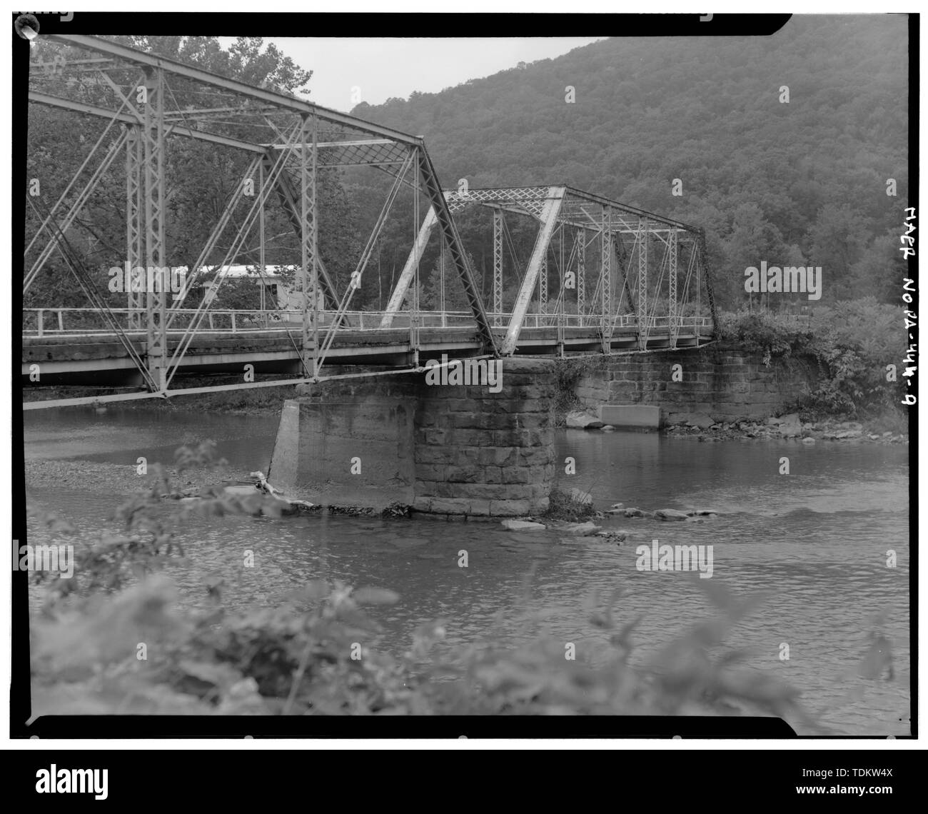 Obliqua est parziale elevazione del giardino del castello ponte, dal sud, che mostra la configurazione strutturale di Pratt truss, compresi pannelli tipici, estremità a valle del taglio squadrato muratura di pietra centro molo e taglio squadrato muratura di pietra battuta del nord - Il giardino del castello ponte, Township Route 343 oltre Bennetts Ramo di Sinnemahoning Creek, Driftwood, Cameron County, PA; Nelson e Buchanan; Cambria azienda ferro; Cameron County Commissari; P. A. C. Spero e società, contraente; Pennsylvania Department of Transportation, sponsor; DuSel, James, fotografo Foto Stock