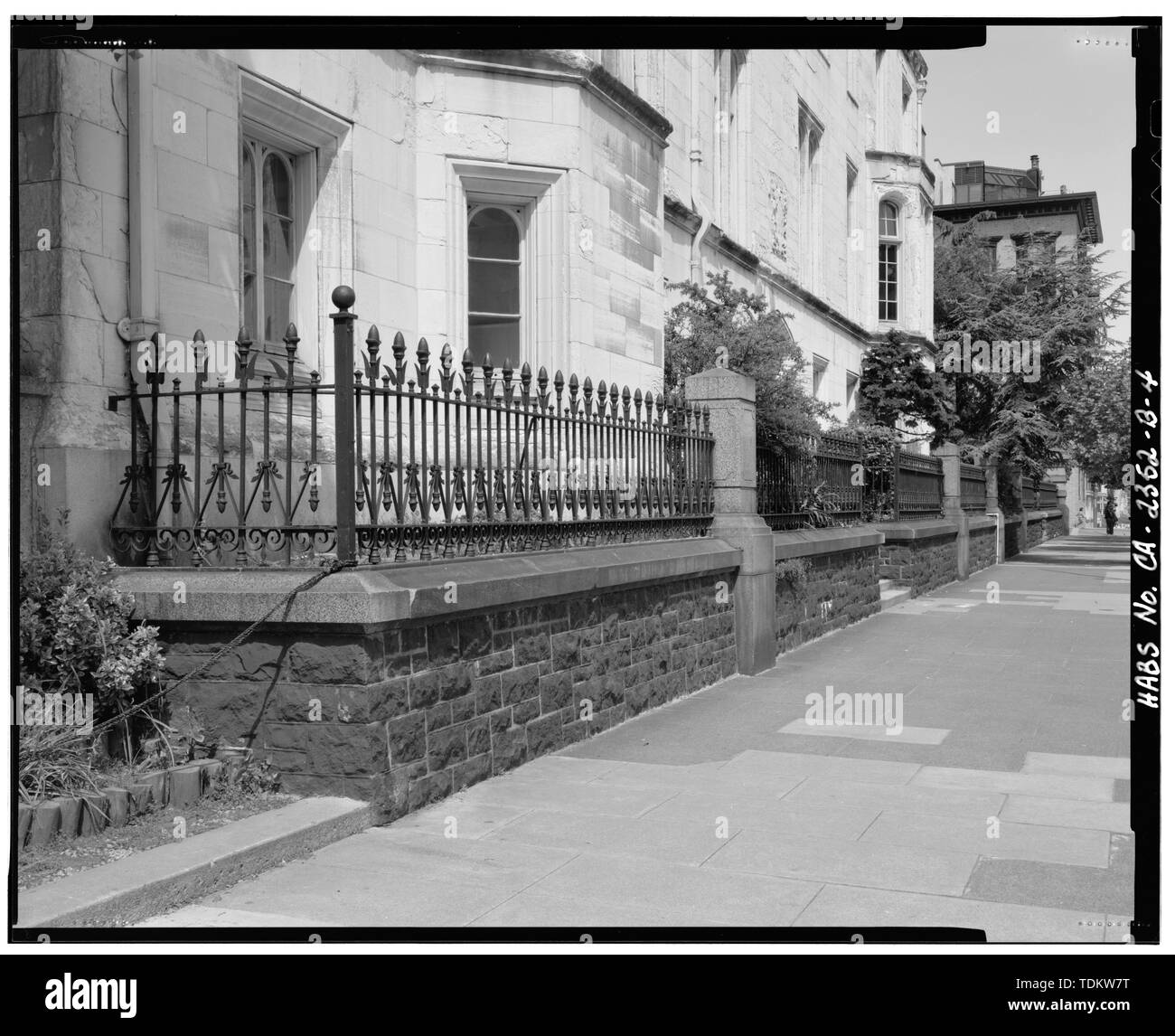 Vista obliqua lungo Taylor Street, dal sud-sud-est - Cattedrale di Grace, Crocker recinzione lungo Taylor e strade di Sacramento, San Francisco, San Francisco County, CA Foto Stock