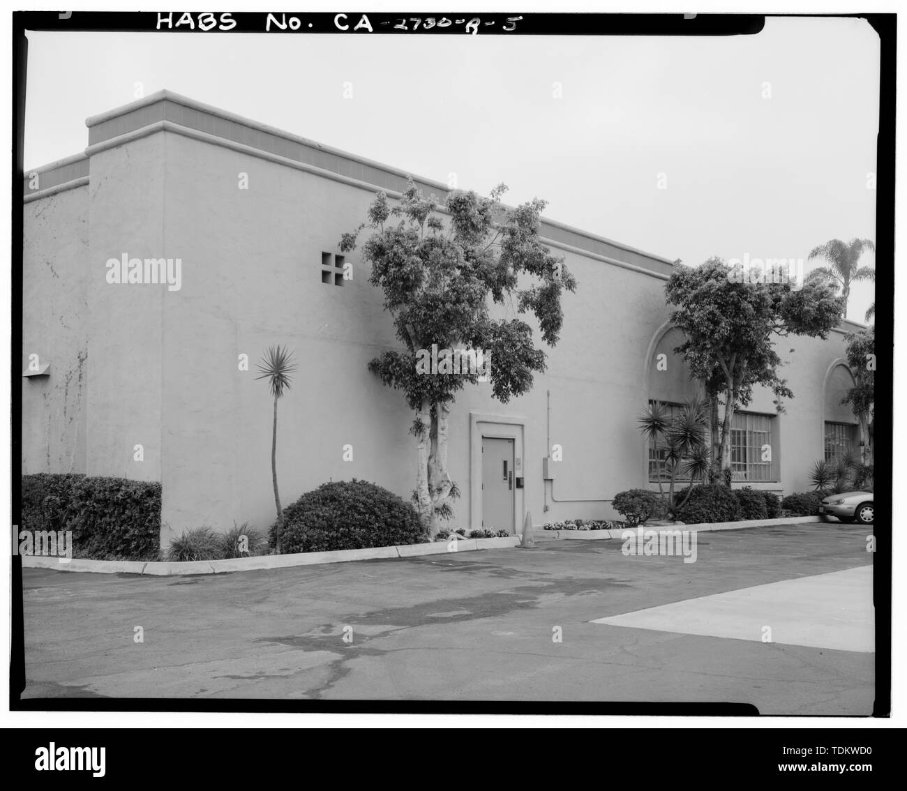 Vista obliqua guardando a sud-est all'estremità nord della parete ovest. - Distretto di CALTRANS 11 della stazione di manutenzione veicolo, Edificio della manutenzione, 4080 Taylor Street, San Diego, San Diego County, CA Foto Stock