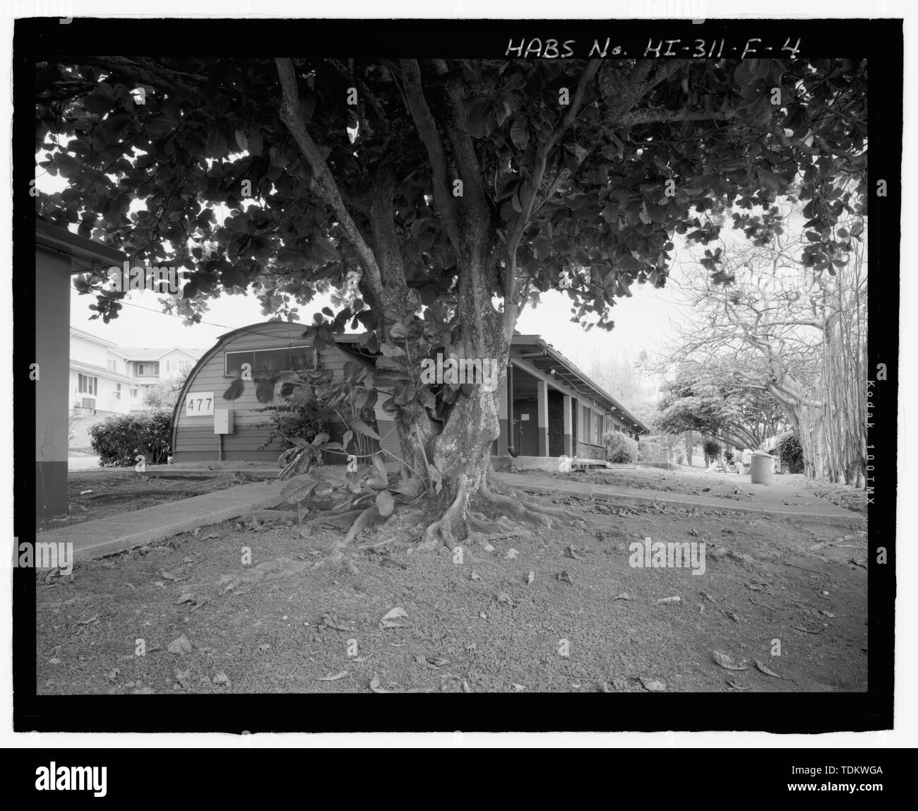 Vista obliqua dell'Edificio 477 che mostra l'estremità sud-est (sinistra) e il lato nord-est (destra), vista rivolta verso ovest - STATI UNITI Marine Corps base Hawaii, Kaneohe Bay, Campo da golf e attrezzature di officina di riparazione, Reeves e Moffett strade, Kaneohe, Honolulu County, HI Foto Stock