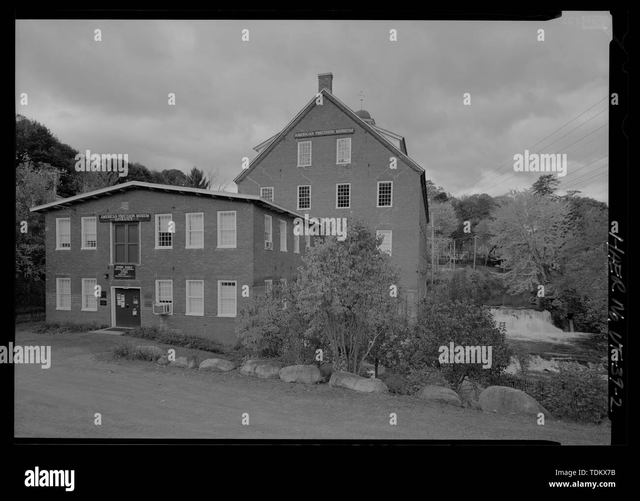 Vista obliqua di elevazione est guardando verso sud-ovest. Centro Diga di Mill Brook in distanza. - Robbins e Lawrence Armory, 196 Main Street, Windsor, Windsor County, VT; Robbins e Lawrence Società; Windsor Manufacturing Company; Jones, Lamson e società; Windsor luce elettrica azienda; Central Vermont Public Service Company; American Museum di precisione; Robbins, Samuel E.; Lawrence, Ricard S.; Kendall, Nicanor; Battison, Edwin A.; Marston, Christopher H, project manager; Johnson, GIOVANNI P, storico; Lawless Ann, sponsor; Carpenito, Jessica delineatore; Osorio, Tedesco, delineatore; Sardadi, Arvi, de Foto Stock