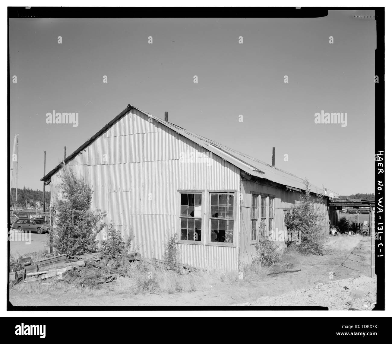Vista obliqua di angolo est mostra il foglio di rivestimento di metallo, e soprattutto se lato dell'edificio. - Pacifico impianti che usano creosoto, Machine Shop, 5350 creosoto posto, Nordest, Bremerton, Kitsap County, WA Foto Stock