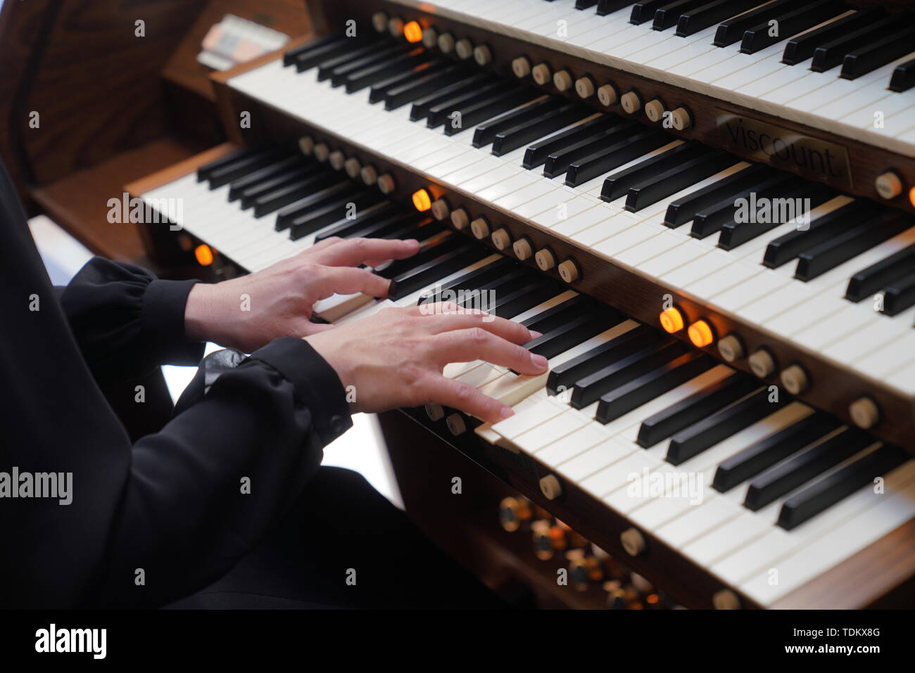 Electronic Organ player Foto Stock