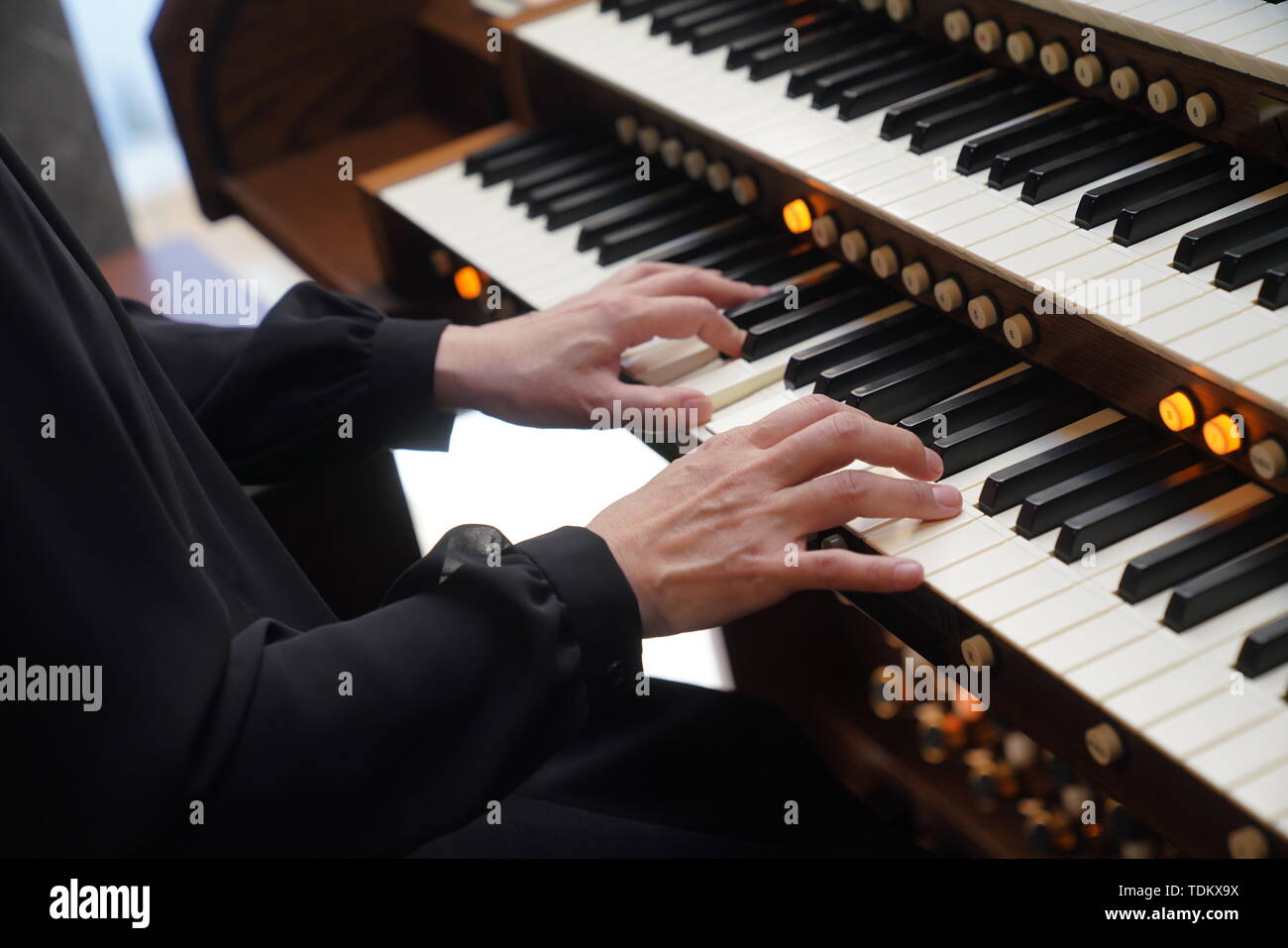 Electronic Organ player Foto Stock