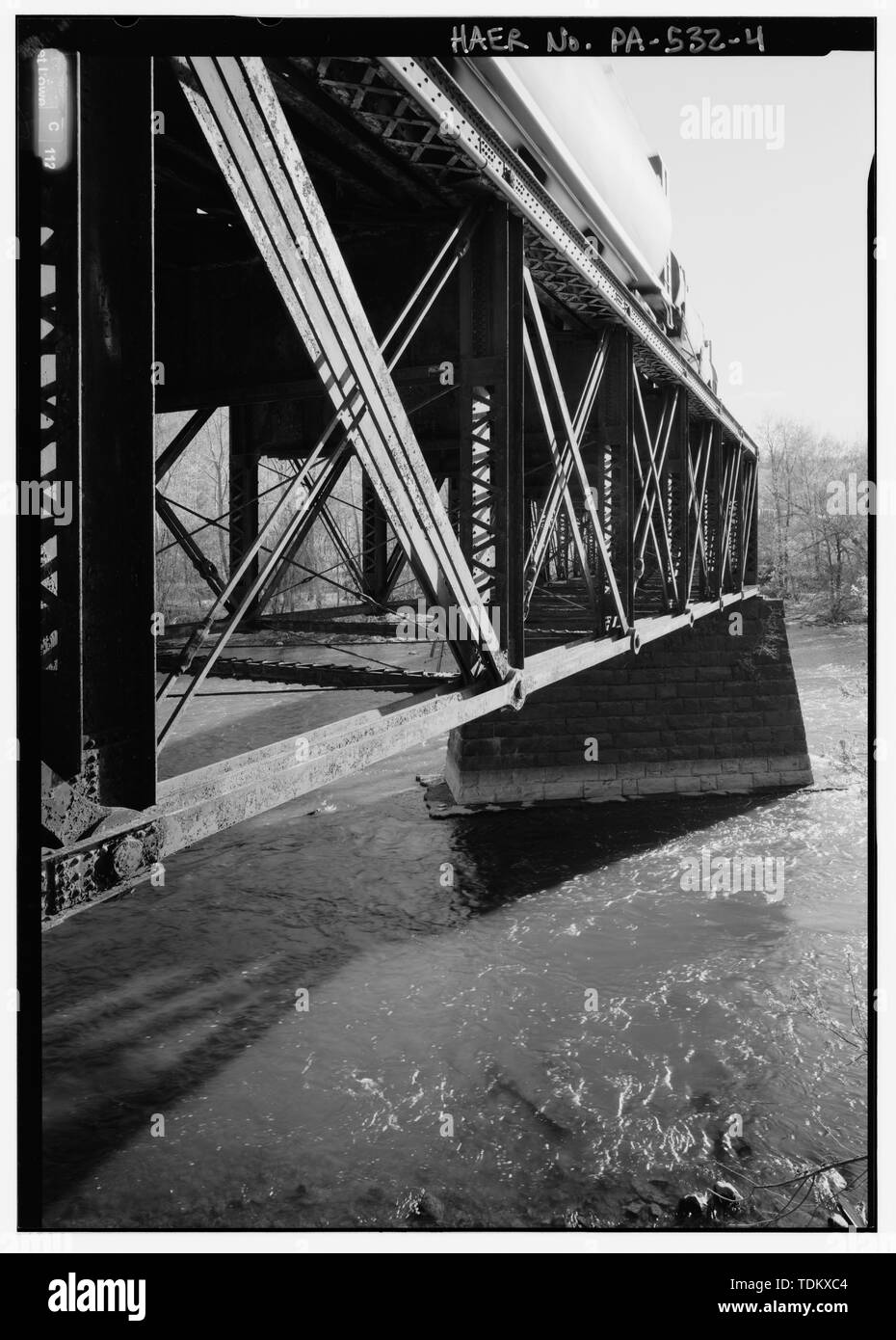 Vista obliqua del traliccio più orientale span, guardando ad ovest dal riscontro orientale, con il treno sul ponte. Nota che il prossimo tratte è occlusa dal forte curvatura del ponte. - Pittsburgh, Youngstown e Ashtabula Railroad, Ponte No. 13, Spanning Beaver River, a sud della Strada Statale Route 288 Bridge, Wampum, Lawrence County, PA; Marrone, William H; Pennsylvania acciaio azienda; Pennsylvania Railroad; Consolidated Rail Corporation (Conrail); Norfolk Southern Railroad; New Brighton e Nuovo castello ferrovia; New York, Pittsburgh e Chicago ferrovia; Pittsburgh, Lisbona e Western Railroad; Fort Pitt Bridge funziona; DeLony, Foto Stock