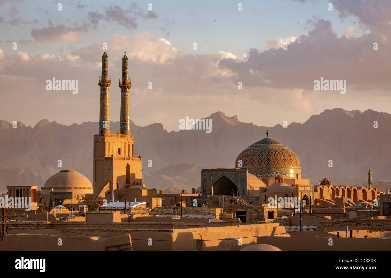 Lo skyline di Yazd Iran al tramonto. Foto Stock