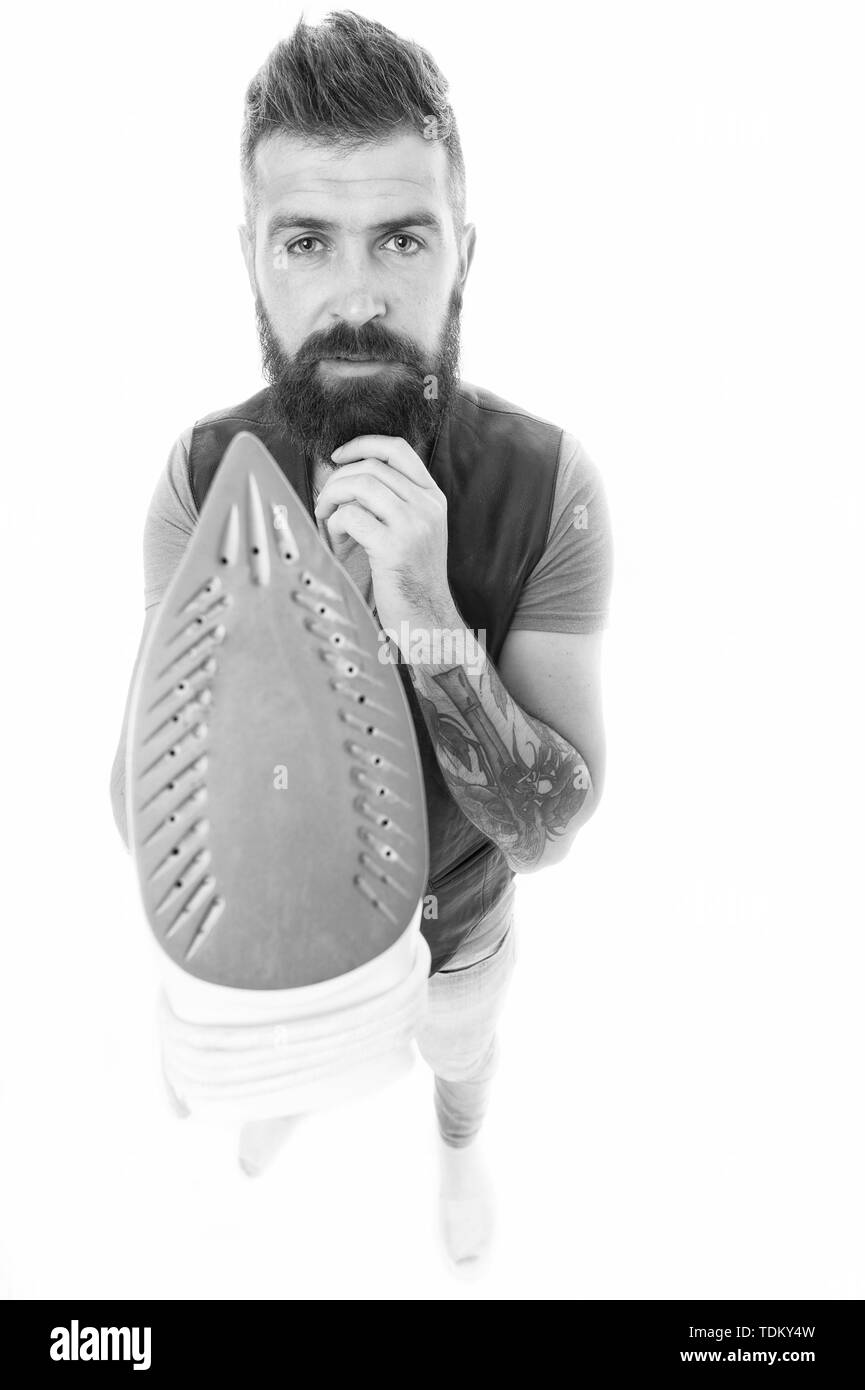 Come usare correttamente ferro da stiro a vapore. Uomo Barbuto hipster attesa stiratura elettrico attrezzo. Come stirare i vestiti correttamente. Ragazzo con il ferro su sfondo bianco isolato. Sarto e servizio di pulitura a secco. Dovere di uso domestico. Foto Stock