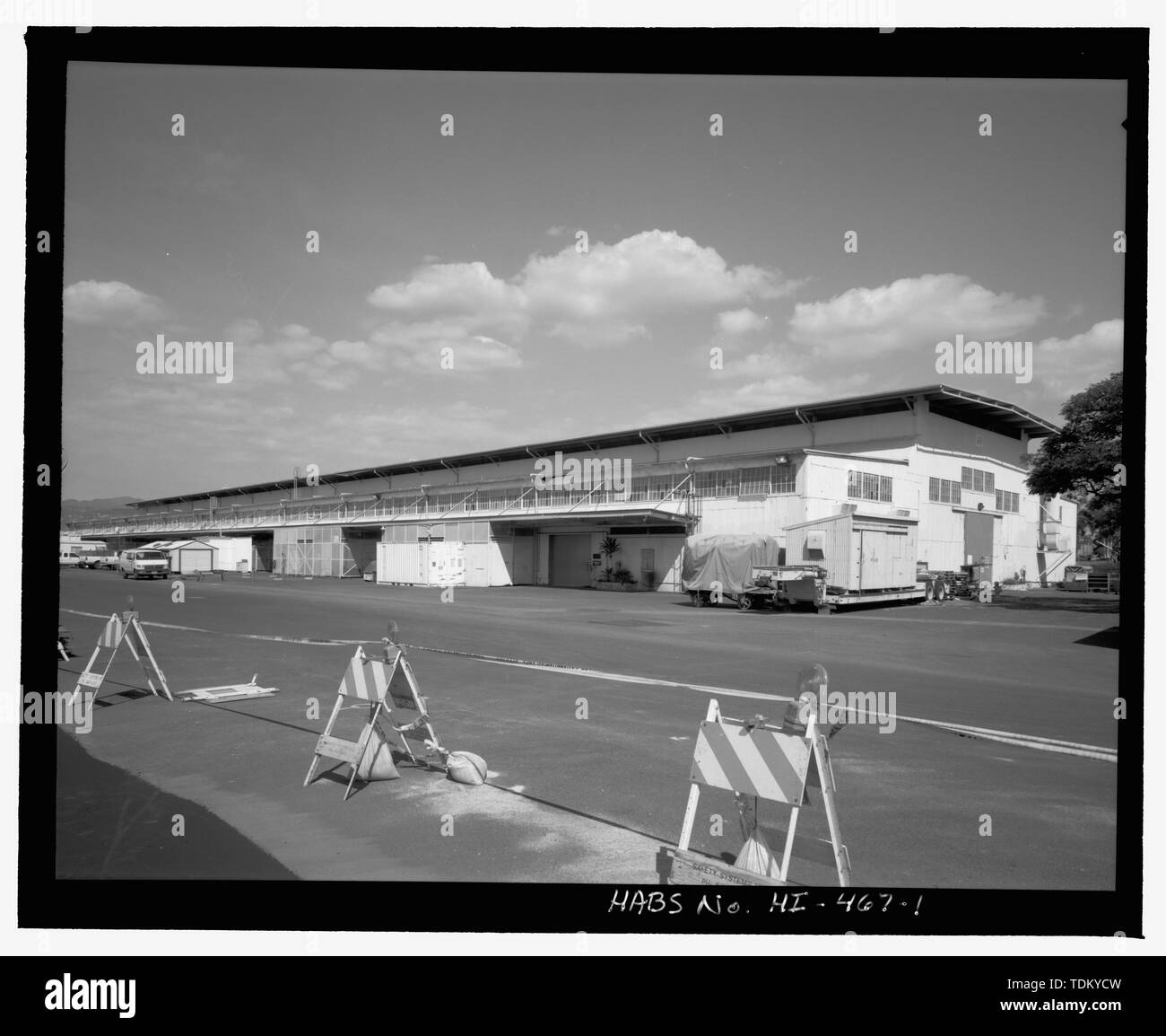 Vista obliqua di estremità sud e ovest, vista rivolta verso nord-est - STATI UNITI Base Navale, Pearl Harbor, One-Story Storehouse, Avenue un vicino ottava strada intersezione, perla città e contea di Honolulu, HI Foto Stock