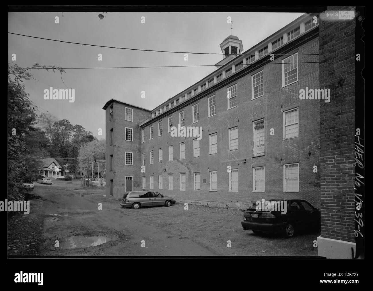 Vista obliqua della facciata sud guardando verso nord-ovest, stair torre a sinistra. - Robbins e Lawrence Armory, 196 Main Street, Windsor, Windsor County, VT; Robbins e Lawrence Società; Windsor Manufacturing Company; Jones, Lamson e società; Windsor luce elettrica azienda; Central Vermont Public Service Company; American Museum di precisione; Robbins, Samuel E.; Lawrence, Ricard S.; Kendall, Nicanor; Battison, Edwin A.; Marston, Christopher H, project manager; Johnson, GIOVANNI P, storico; Lawless Ann, sponsor; Carpenito, Jessica delineatore; Osorio, Tedesco, delineatore; Sardadi, Arvi, delineatore; Wickha Foto Stock