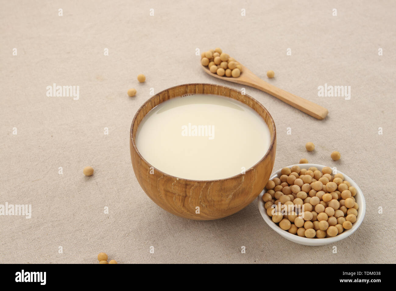 Una tazza di latte di soia e semi di soia. Foto Stock