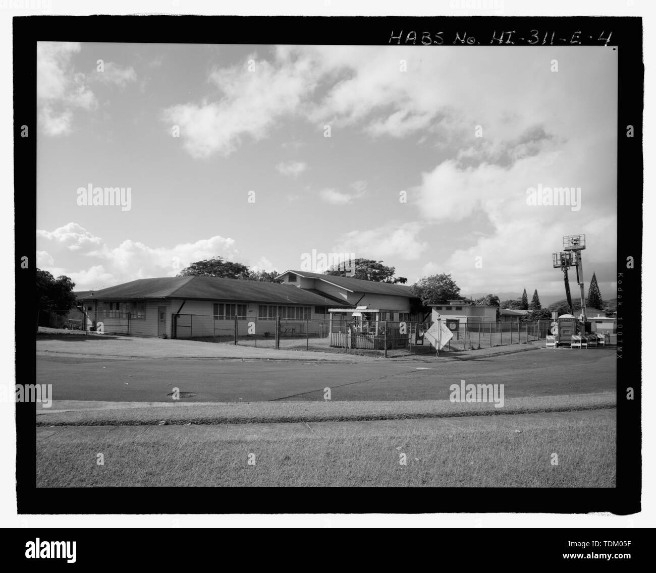 Vista obliqua del lato ovest dell'edificio 1391 (a destra), vista affacciata a sud-est - STATI UNITI Marine Corps base Hawaii, Kaneohe Bay, Gunnery School di Bingham strada tra Minteer Street e Lawrence Road, Kaneohe, Honolulu County, HI Foto Stock