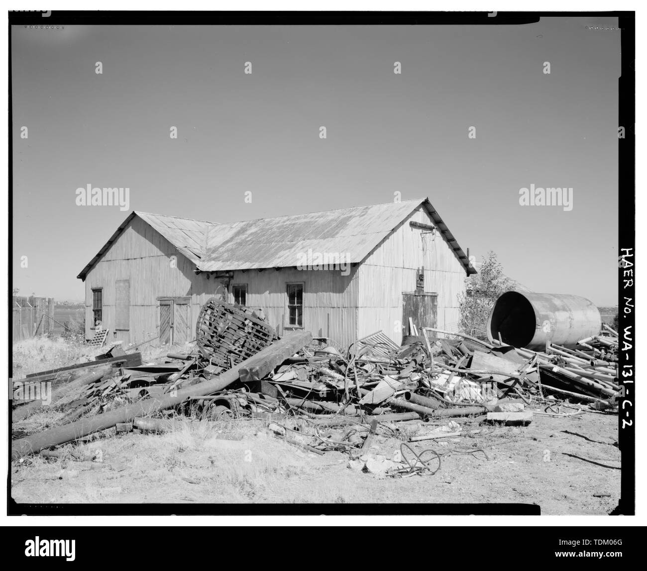 Vista obliqua di angolo ovest include il cumulo di macerie in primo piano dallo smantellamento dell'impianto. - Pacifico impianti che usano creosoto, Machine Shop, 5350 creosoto posto, Nordest, Bremerton, Kitsap County, WA Foto Stock