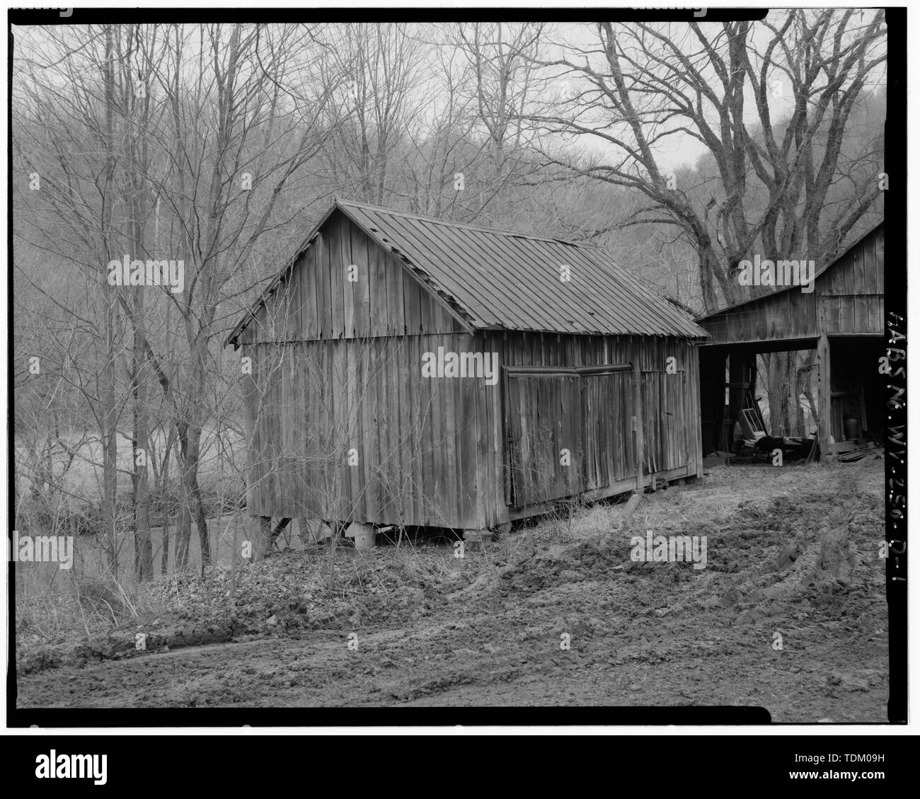 Vista obliqua che mostra a nord e a est i lati - Jacob Crow Farm, Machine Shop, Crow Creek Road, 1 miglio a sud del punto di incrocio di percorsi 15 e 28, Cameron, Marshall County, WV Foto Stock