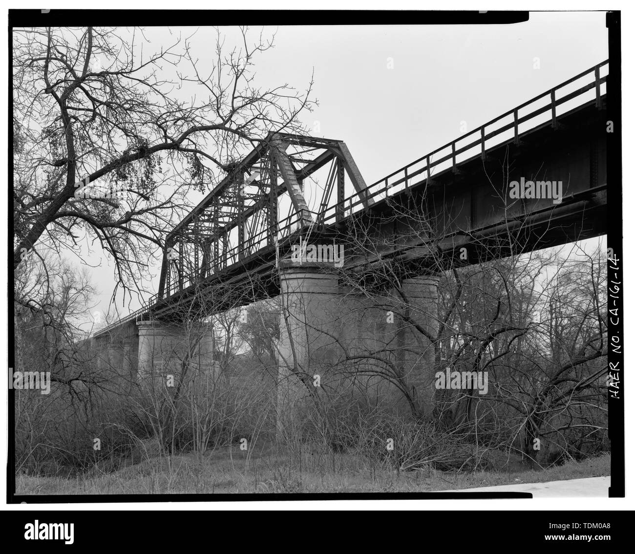 Vista obliqua a nord-nord-est della valle (ovest) lato del ponte. - Stanislao River Bridge, Atchison, Topeka e Santa Fe Ferrovia a Stanislao River, Riverbank, Stanislao County, CA Foto Stock