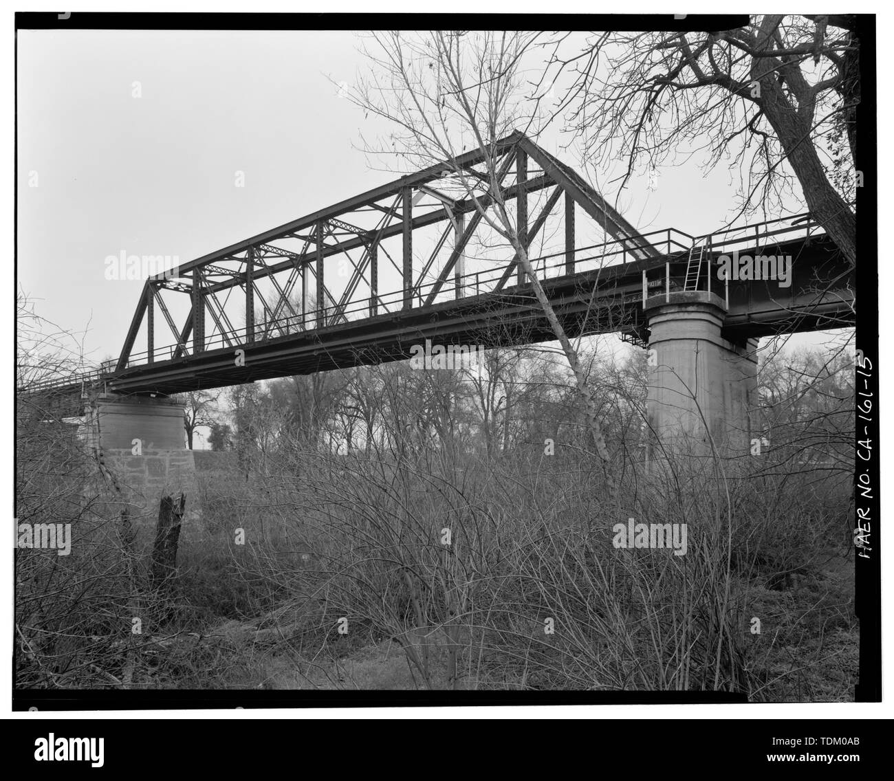 Vista obliqua a nord-est della valle (ovest) lato del ponte. - Stanislao River Bridge, Atchison, Topeka e Santa Fe Ferrovia a Stanislao River, Riverbank, Stanislao County, CA Foto Stock