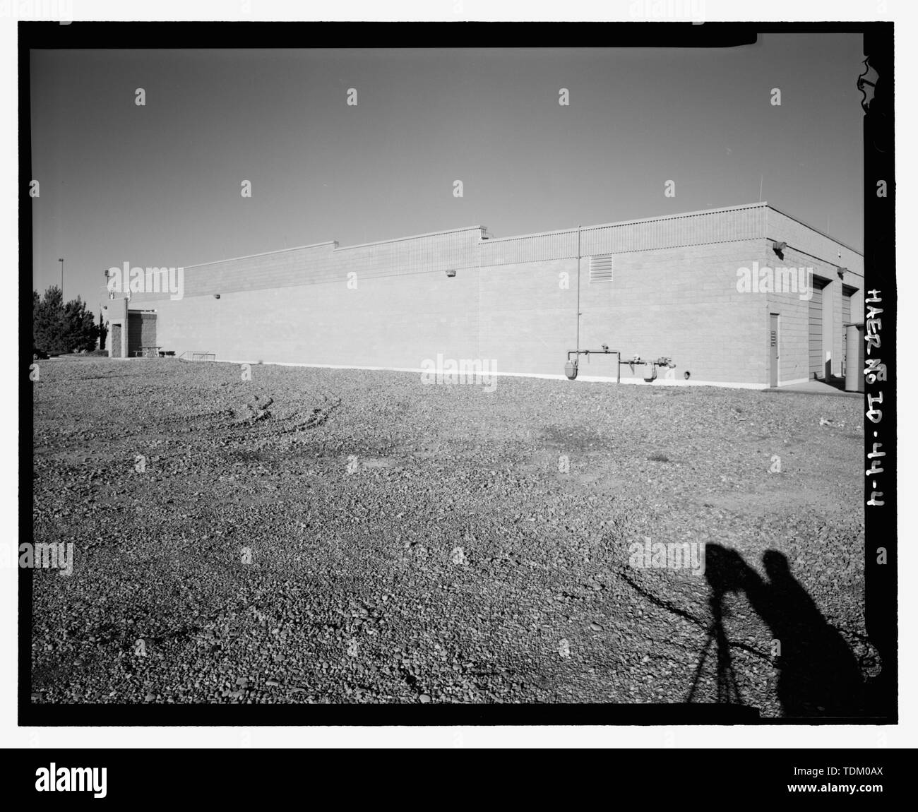 Vista obliqua ad ovest del sud-est - elevazione sopra l'orizzonte radar di retrodiffusione, rete di casa di montagna Air Force Operations Building, sulla strada del deserto a 9th Avenue; Mountain Home Air Force Base, casa di montagna, Elmore County, ID Foto Stock