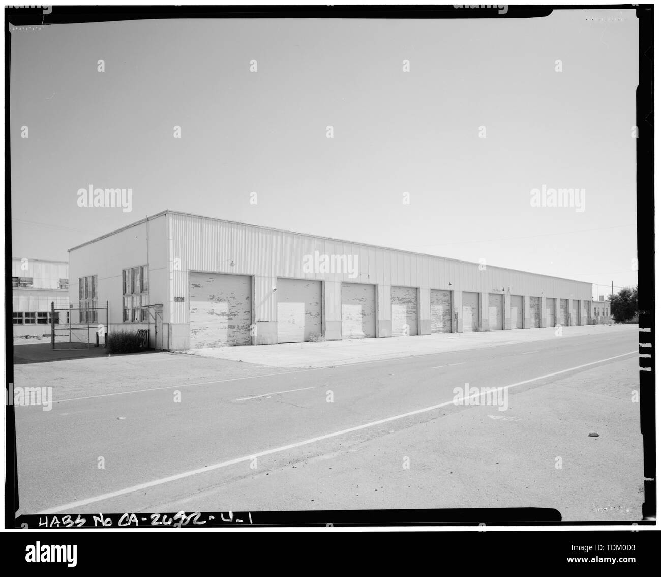 Vista obliqua; telecamera rivolta verso nord-est. - Alimentazione navali allegato Stockton, Automotive Repair Shop, angolo nordoccidentale di McCloy Avenue e Ellsberg Drive, Stockton, San Joaquin County, CA Foto Stock