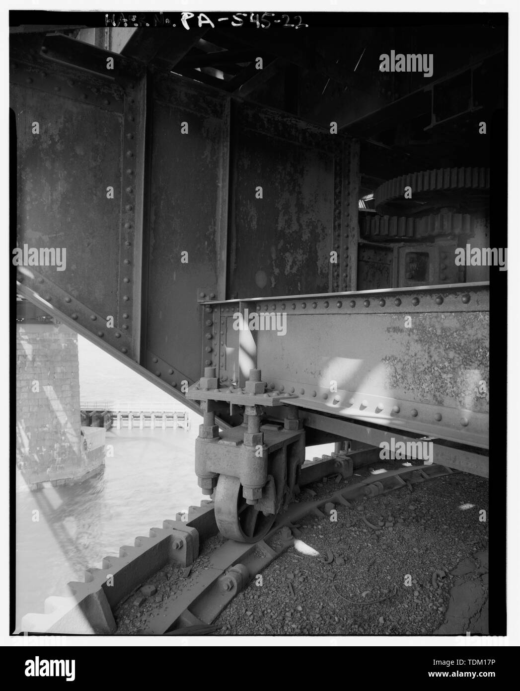 Supporti esterni, ruote cuscinetto e anello rach di swing span. - Pennsylvania e New Jersey Railroad, Delaware River Bridge Spanning Delaware River, a sud di Betsy Ross a ponte (Statale 90), Philadelphia, Contea di Philadelphia, PA; Marrone, William H; Pratt, William A; Hardesty e Hannover; A. E P. Roberts; Pencoyd Iron Works; U.S. Steel Corporation; Charles A. Sims e società; Drake e Stratton Società; P. McManus Società; John F. Casey società; della Pennsylvania e del New Jersey ferrovia; Pennsylvania Railroad; Consolidated Rail Corporation (Conrail); Norfolk Southern Railroad; CSX Transportatio Foto Stock