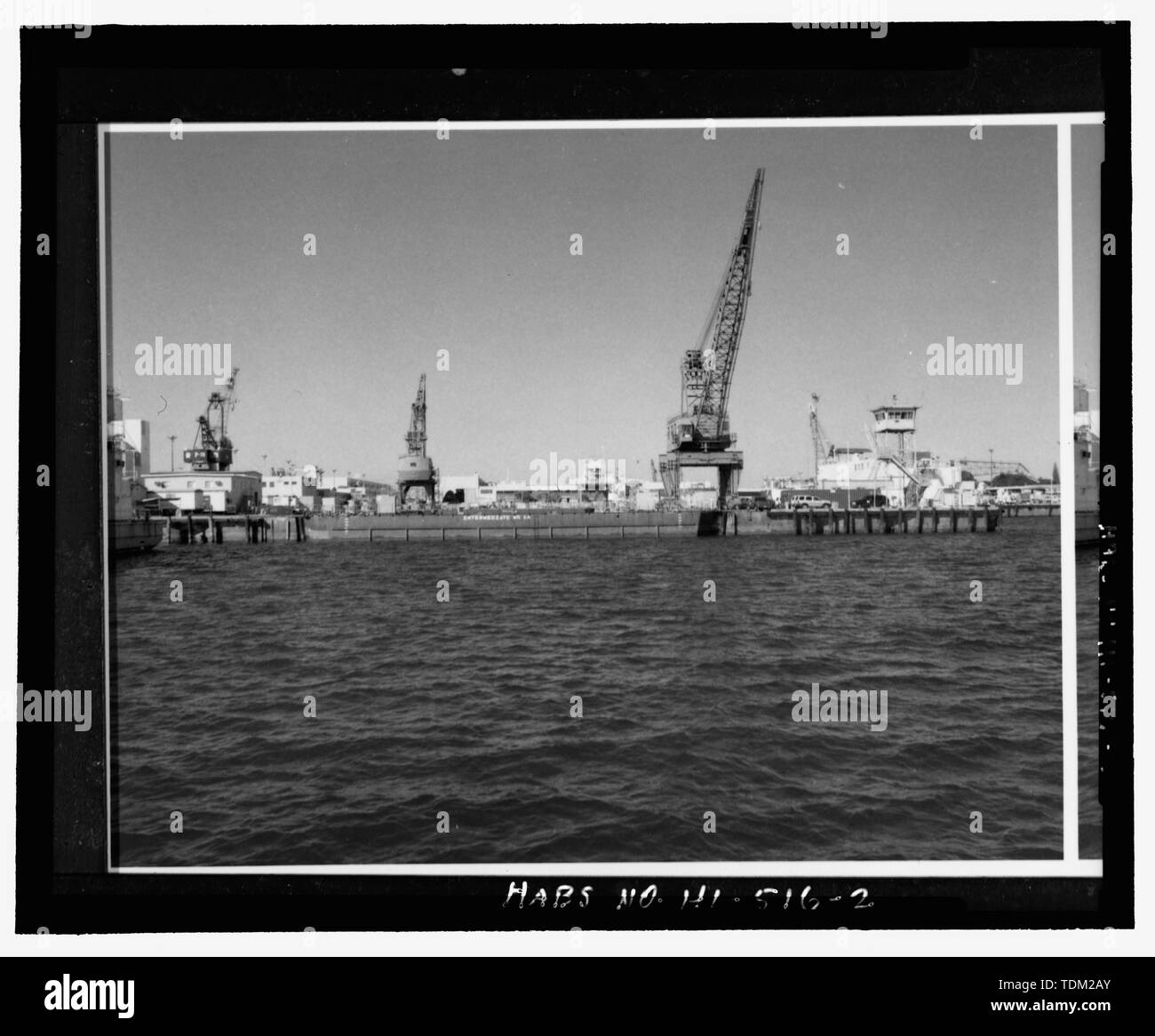 Panoramica di GD-2 e GD-3 con cassettone di bacino di carenaggio n. 2 in centro - STATI UNITI Base Navale, Pearl Harbor, Pier e pareti Quay, ingresso al bacino di carenaggio n. 2 e pontili di riparazione, a est e a ovest del bacino di carenaggio n. 2 e il lato ovest del bacino di carenaggio n. 3, perla città e contea di Honolulu, HI Foto Stock