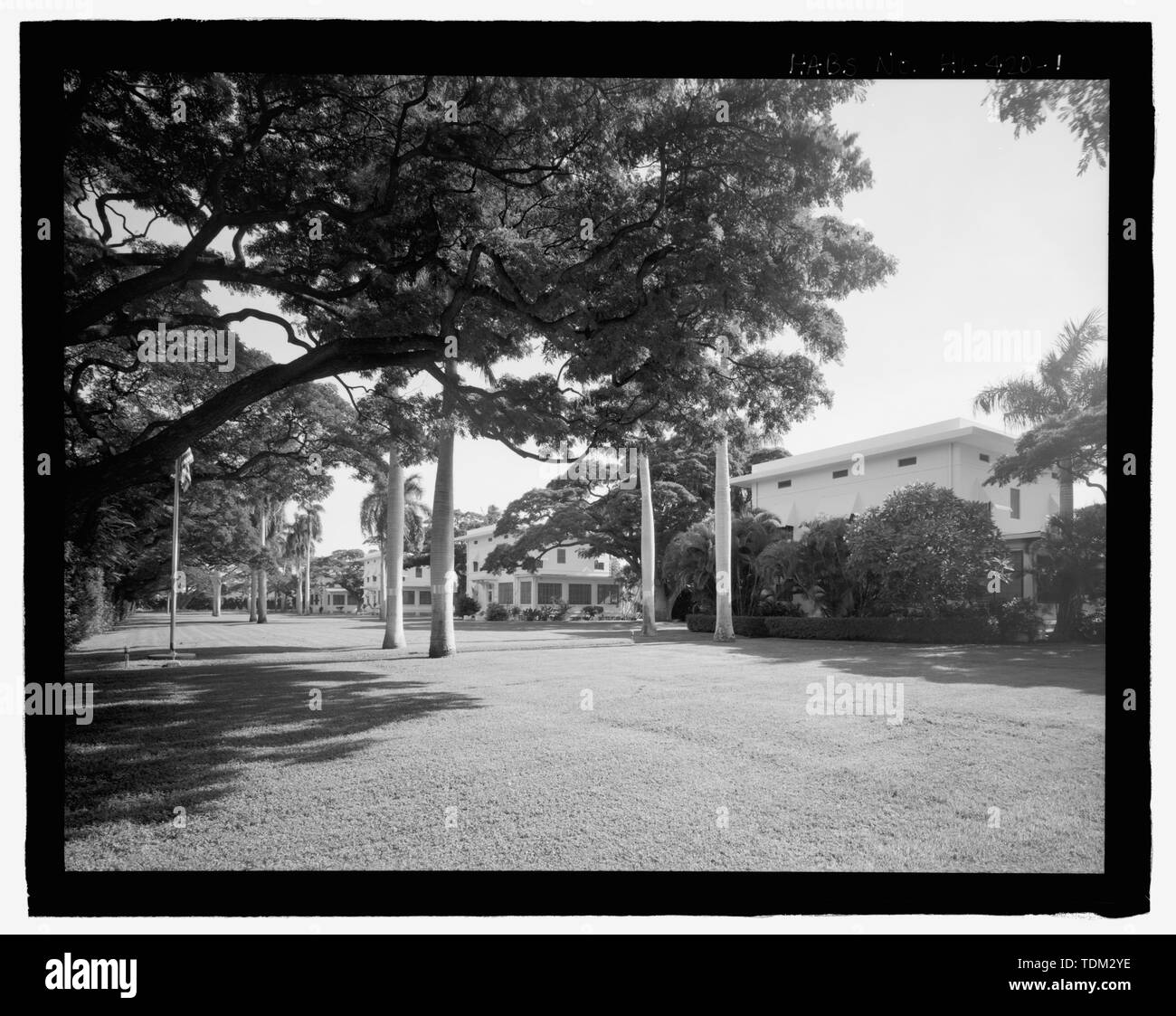 Panoramica mostra i tre ufficiali' quarti e la parte anteriore aperta prato - STATI UNITI Base Navale, Pearl Harbor, Marine Corps Officers' Quarti, Russell Avenue, tra la Central Avenue e Salvor Street, perla città e contea di Honolulu, HI Foto Stock