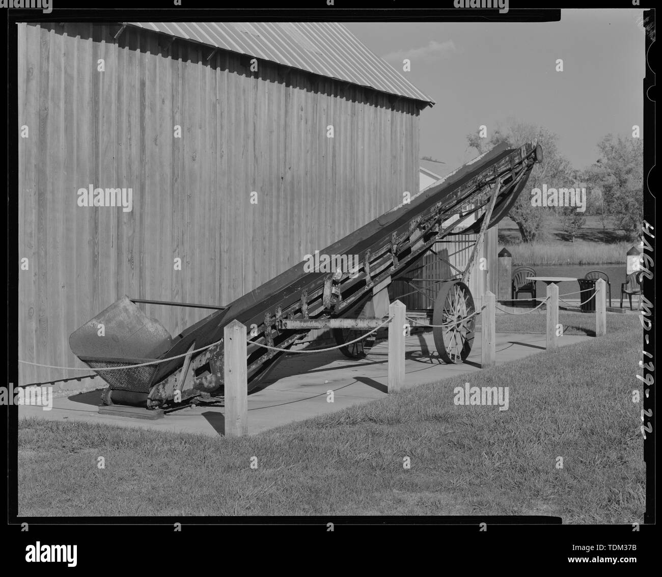 Guscio di ostrica trasportatore utilizzato per sollevare i serbatoi dal dock nella camera di ricezione alloggiati nel 1965 Blocco di calcestruzzo oltre. - J.C. Lore Oyster House, 14430 Isola Salomone Road, nelle Isole Salomone, Calvert County, MD; narrazioni, Giuseppe C, Sr; narrazioni, Giuseppe, Jr; narrazioni, G.I. Rupert; Charles E. Davis frutti di mare; G.I. Rupert Lore and Sons, Inc.; Kersey, Alton S; J.C. Folclore e figli Oyster, pesce e granchio Packers; narrazioni, William Preston; narrazioni, James Osborn; Daniel Barrett Società; H.M. Woodburn e figli; Warren Denton Società; Sollers e Dowell; Croteau, Todd, project manager; Dodds, Richard, sponsor; fretta, Robert, co Foto Stock