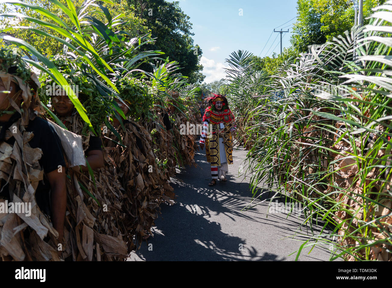 DENPASAR/BALI-Giugno 15 2019: Baris Memedi danza viene eseguita in corrispondenza della apertura del Bali Arts Festival 2019. È una magica danza che introduce la s Foto Stock