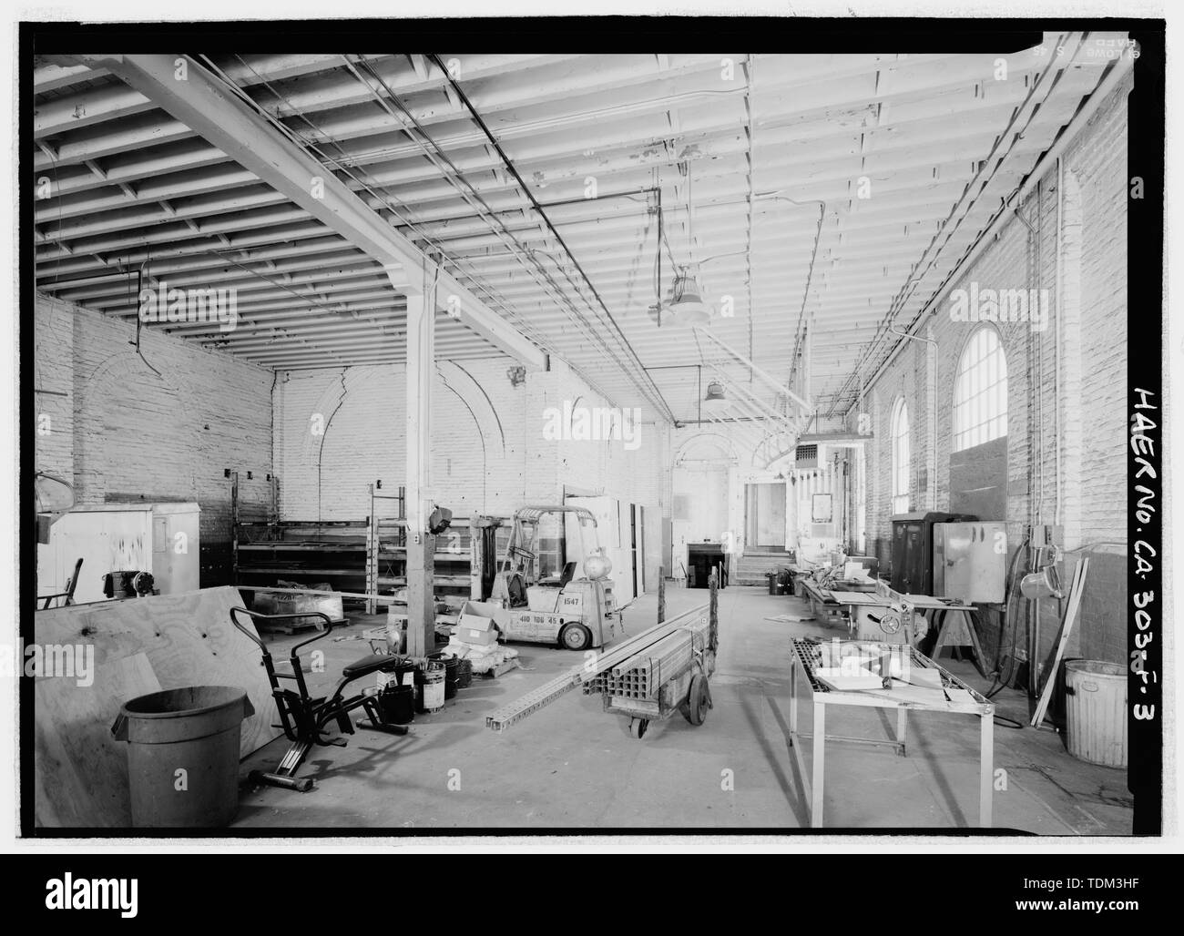 PAINT SHOP, primo piano, angolo nordest office interno, guardando ad ovest. Pareti sporgenti con archi INFILLED facevano parte di una cabina di verniciatura nella struttura originale. - Oceano Pacifico meridionale, negozi di Sacramento, Paint Shop, 111 I Street, Sacramento della contea di Sacramento, CA Foto Stock