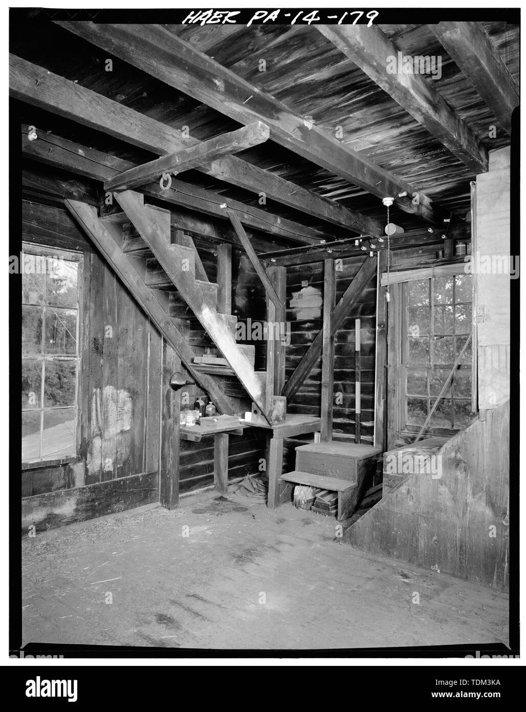 PAINT SHOP, parete sud ad angolo est che mostra la tromba delle scale al primo piano sul lato destro, con scale per la soffitta sulla sinistra. - Gruber opere del carro, Pennsylvania Route 183 e stato Hill Road a Ponte rosso di Park, Bernville, Berks County, PA Foto Stock
