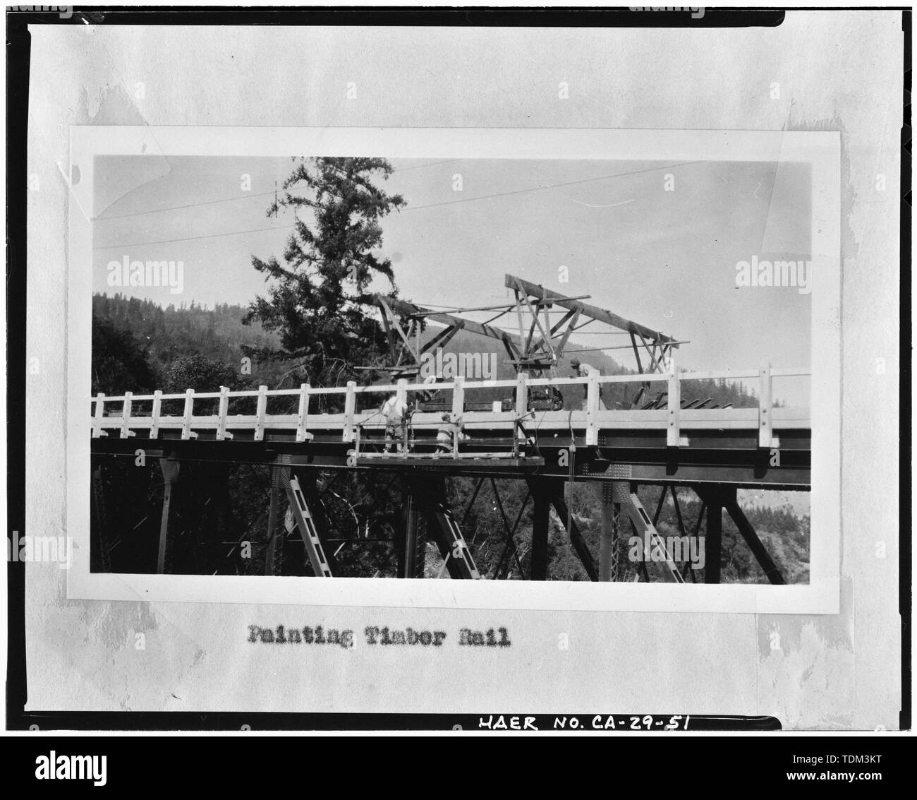 Pittura rampa di legno. La direzione di visualizzazione è sconosciuto - forcella sud Trinity River Bridge, Statale 299 spanning sud Forcella Trinity River, Salyer, Trinity County, CA Foto Stock