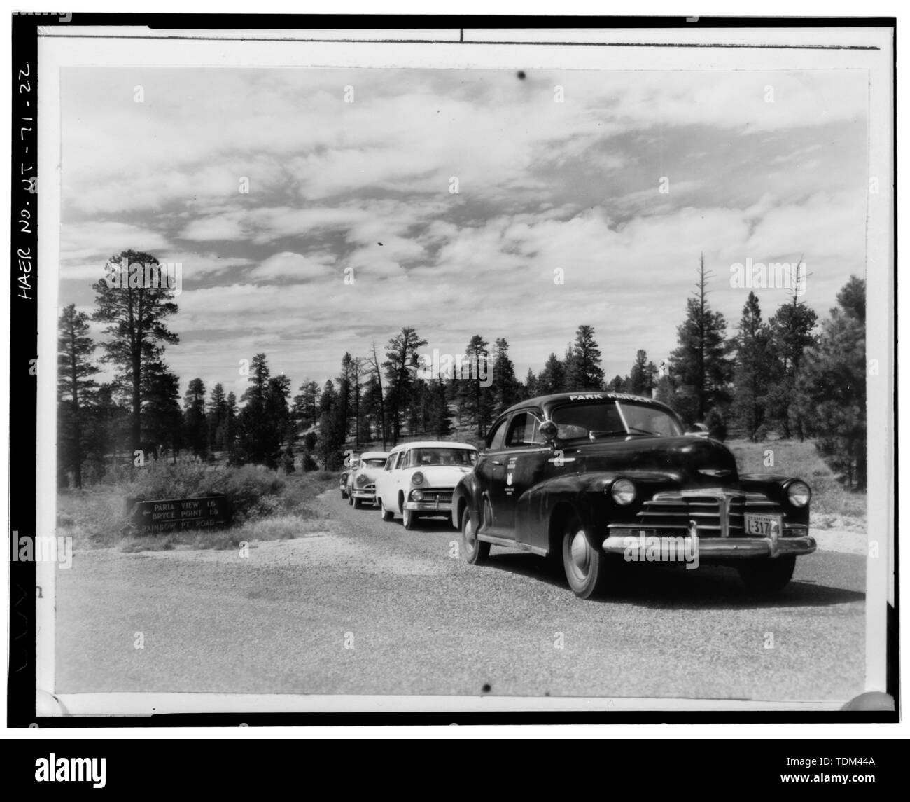 RANGER del parco auto di pattuglia E ALTRI VEICOLI A PARIA punto-punto ARCOBALENO WYE - Parco Nazionale di Bryce Canyon Rim, Strada Statale 63 al punto di arcobaleno, Tropic, Garfield County, UT; U.S. Forest Service; Bureau di strade pubbliche; Unione Società di costruzioni; WW Clyde e società; Reynolds-Ely Società di costruzioni; Bryce, Ebenezer; Humphrey, J W; Harding, Warren G; Allen, Thomas J; Marrone, R A; Finch, B J; conservazione civile Corps; Quin, trasmettitore; francese, Christine Madrid, storico; Grogan, Brian C, fotografo Foto Stock