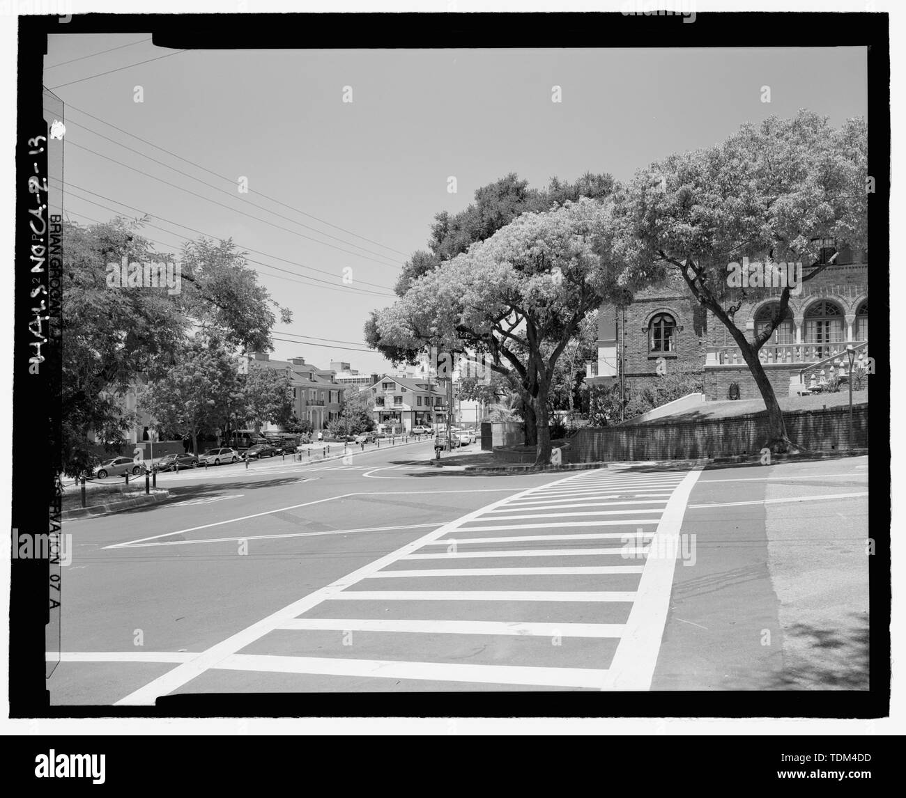 Parte 2 di 2 parte con panorama n. CA VISTA-2-12 DEL PIEMONTE AVENUE cerchio di traffico nella zona di intersezione di CHANNING MODO CON 2395 Piemonte, SIGMA PI CASA DA FREDERICK H. REIMERS, 1928. Visto da sé Corner cercando NW. Fotografia di Brian Grogan, 8 luglio 2007 - Piemonte via e la proprietà Berkeley tratto, ad est del College Avenue tra Dwight Way e U.C. Memorial Stadium, Berkeley, contea di Alameda, CA Foto Stock