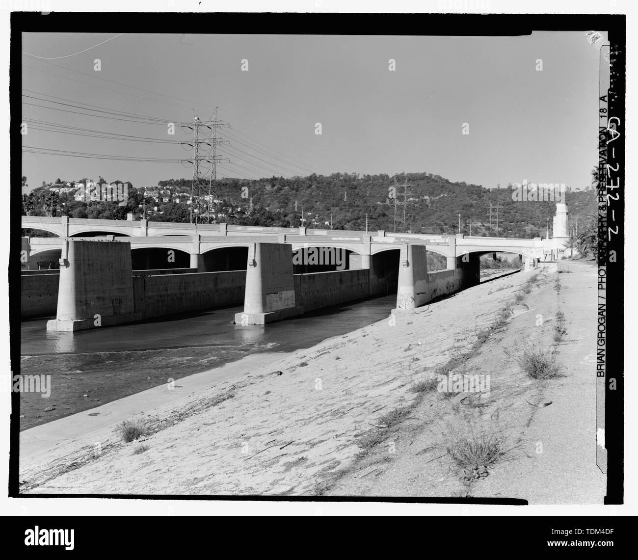 Parte 2 di 2 parte con panorama n. CA-272-1. Il lato sud del viadotto. Guardando ad ovest-nord-ovest dal lato est del fiume. - Viadotto Glendale-Hyperion, Spanning Golden State Freeway (I-5) e il fiume di Los Angeles a Glendale Boulevard, Los Angeles, nella contea di Los Angeles, CA Foto Stock