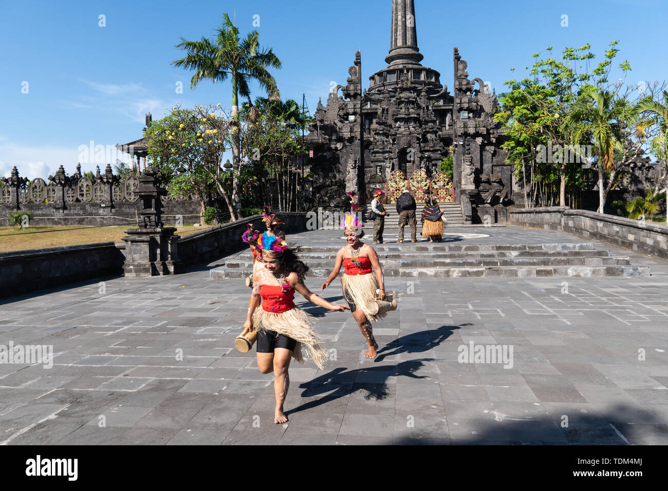 DENPASAR/BALI-Giugno 15 2019: tribù di Papua ballerini si stanno preparando per una performance al Bali Arts Festival 2019 (Pesta Kesenian Bali). Si tratta di un publi Foto Stock