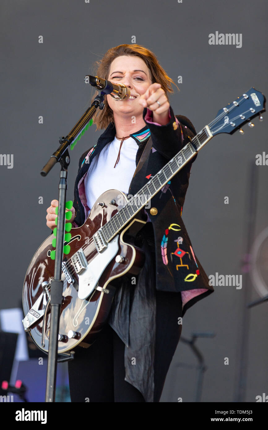 Giugno 16, 2019 - Manchester, Tennessee, Stati Uniti - Brandi Carlile durante la musica di Bonnaroo + Arts Festival di Manchester, Tennessee (credito Immagine: © Daniel DeSlover/ZUMA filo) Foto Stock