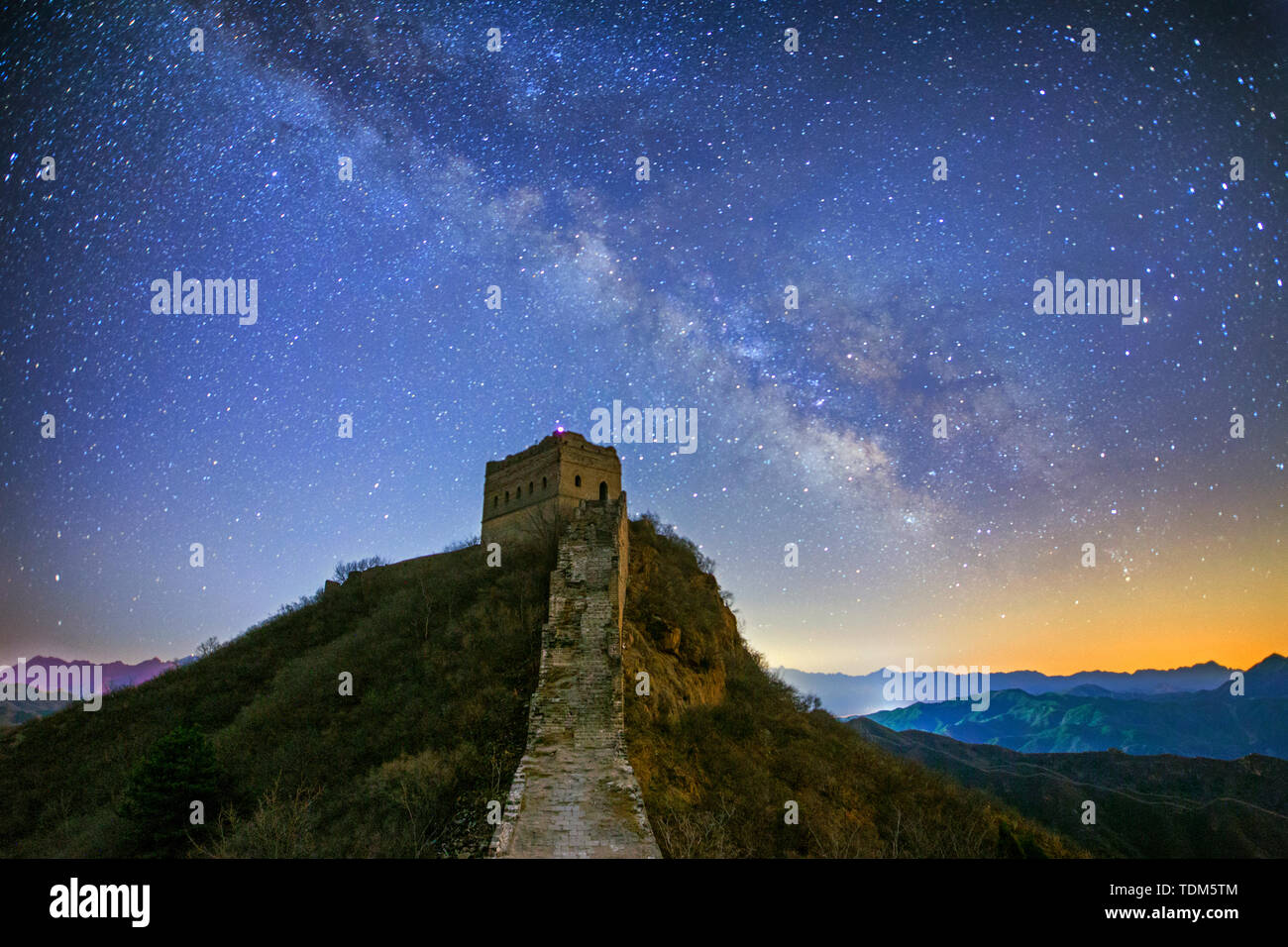 La Grande Muraglia e il Galaxy sono temi eterni per gli appassionati di fotografia a Pechino. Sebbene le luci nelle aree urbane e rurali sono diventati sempre più intensa negli ultimi anni, l'inquinamento luminoso è sempre più pesante e più pesante e non riesce a fermare le orme dei fotografi. In questa sezione della Grande Muraglia conserva l'aspetto originale della Dinastia Ming e non è stato riparato in seguito. Foto Stock